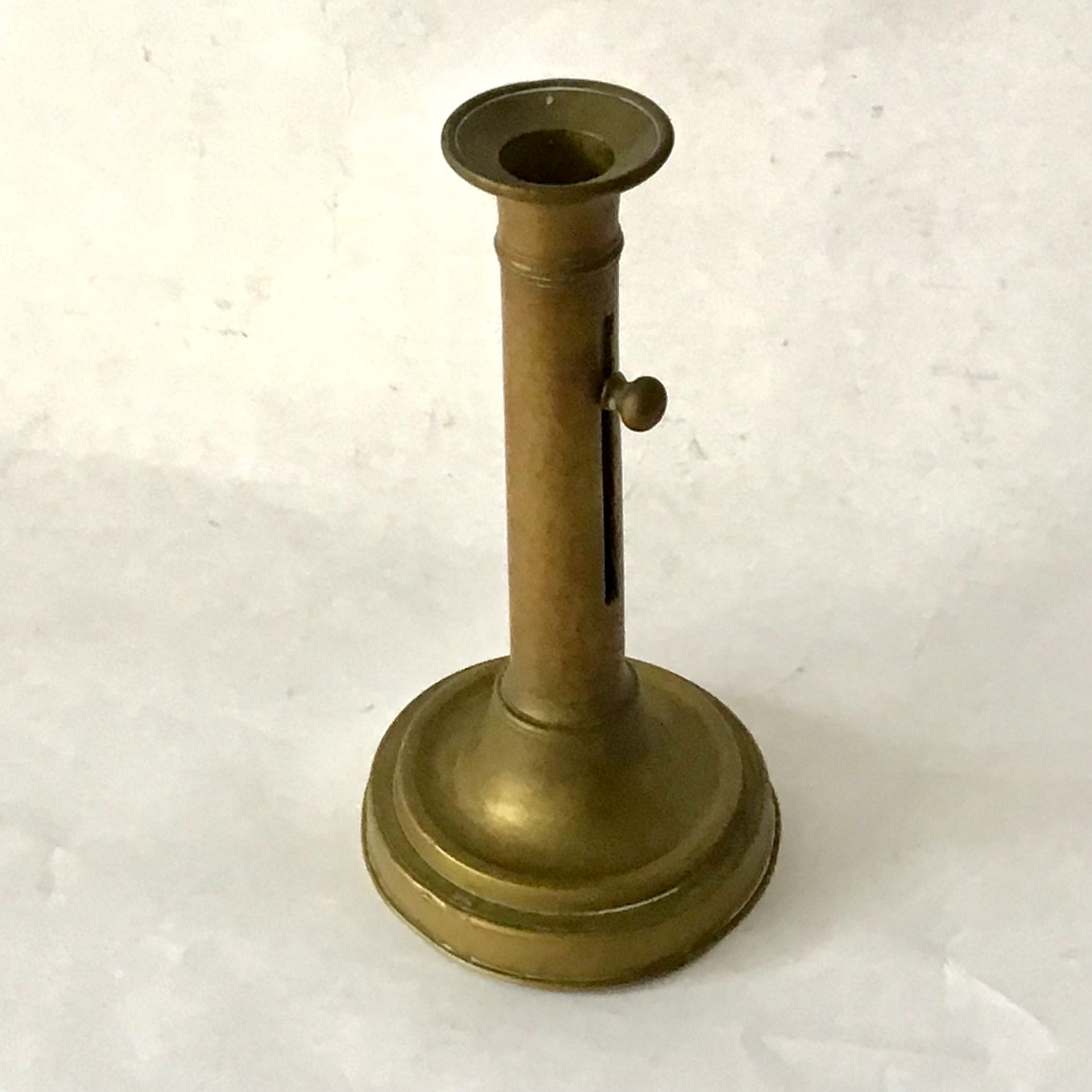 Biedermeier Nachtleuchter mit Schiebevorrichtung für eine Kerze, Messing, H.21,5cm