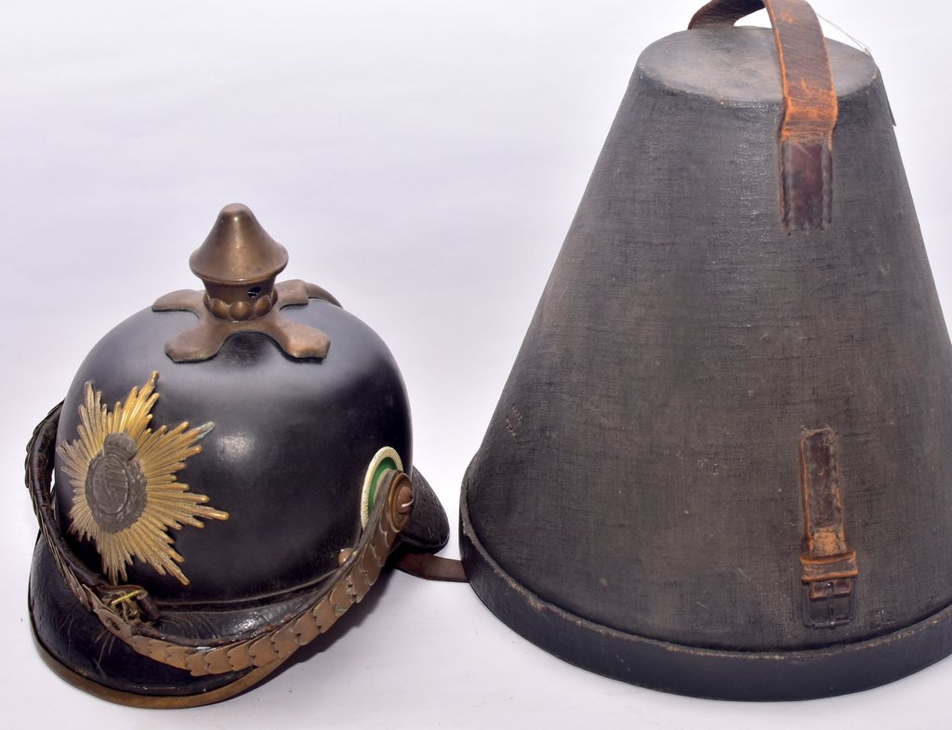 Original Pickelhaube Sachsen, Landwehr Leipzig, mit Tschako und Kokarden, innen gestempelt 107L,