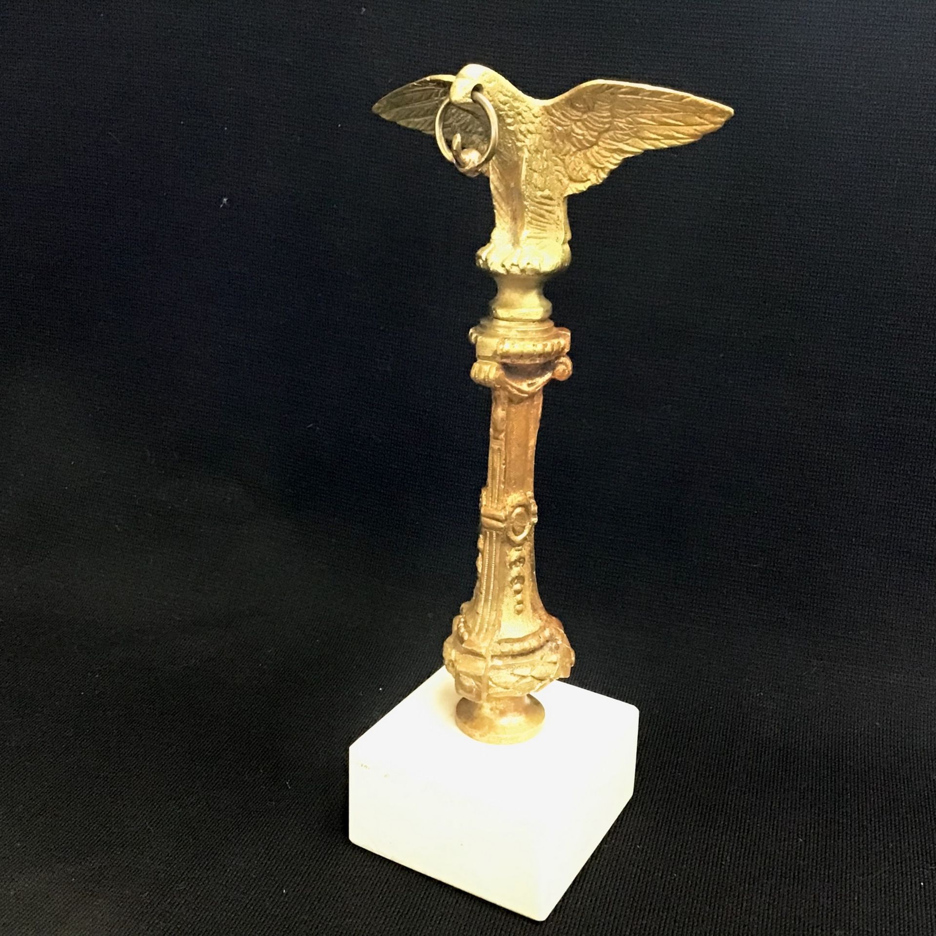 Taschenuhrenständer, Säule Metall mit Adler feuervergoldet auf Mamorsockel, um 1900, h=20cm