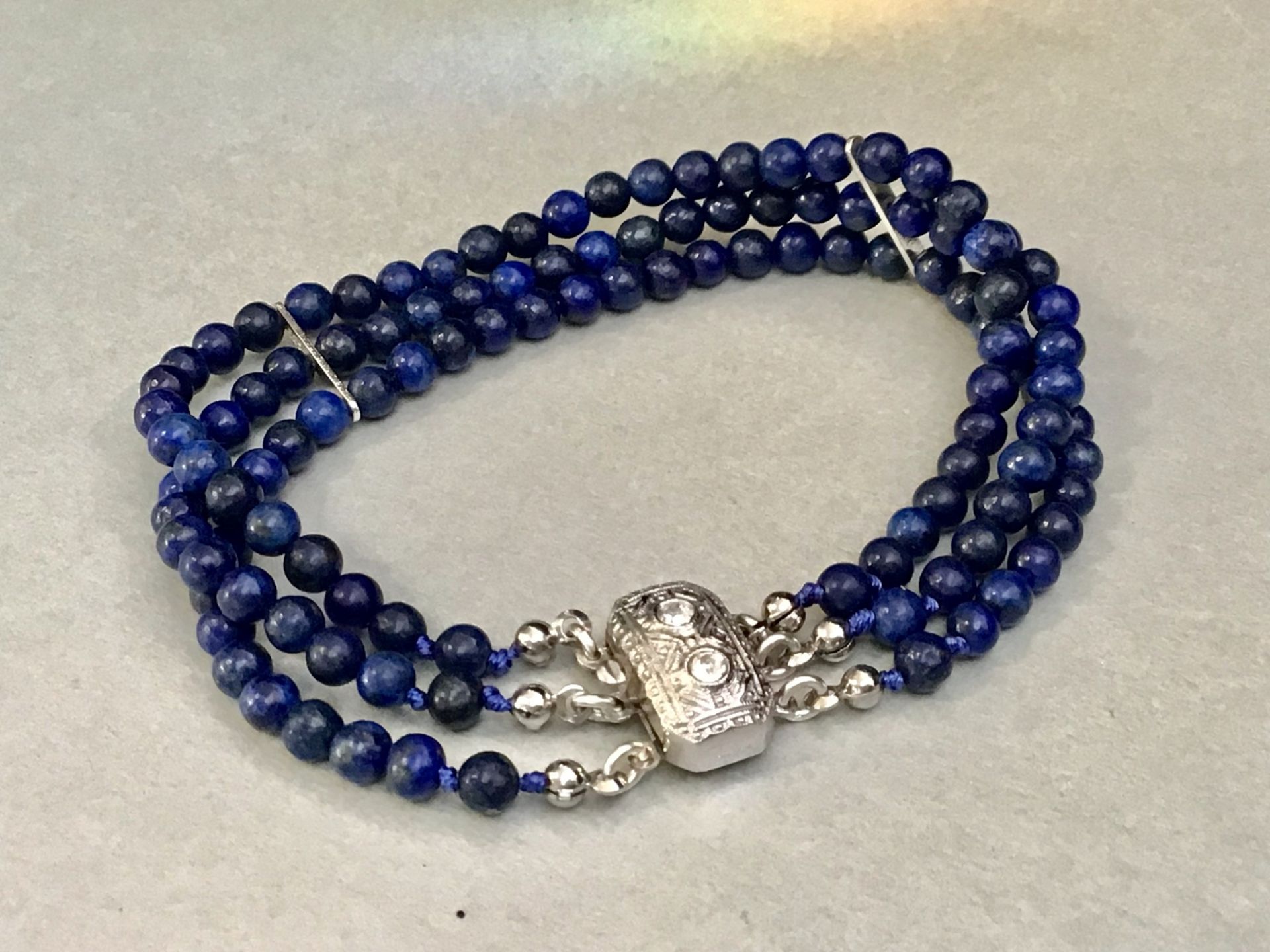 Lapislazuli-Armband, dreireihig, royalblaue polierte Kugeln, Kastenschließe im Art Déco Silber 835