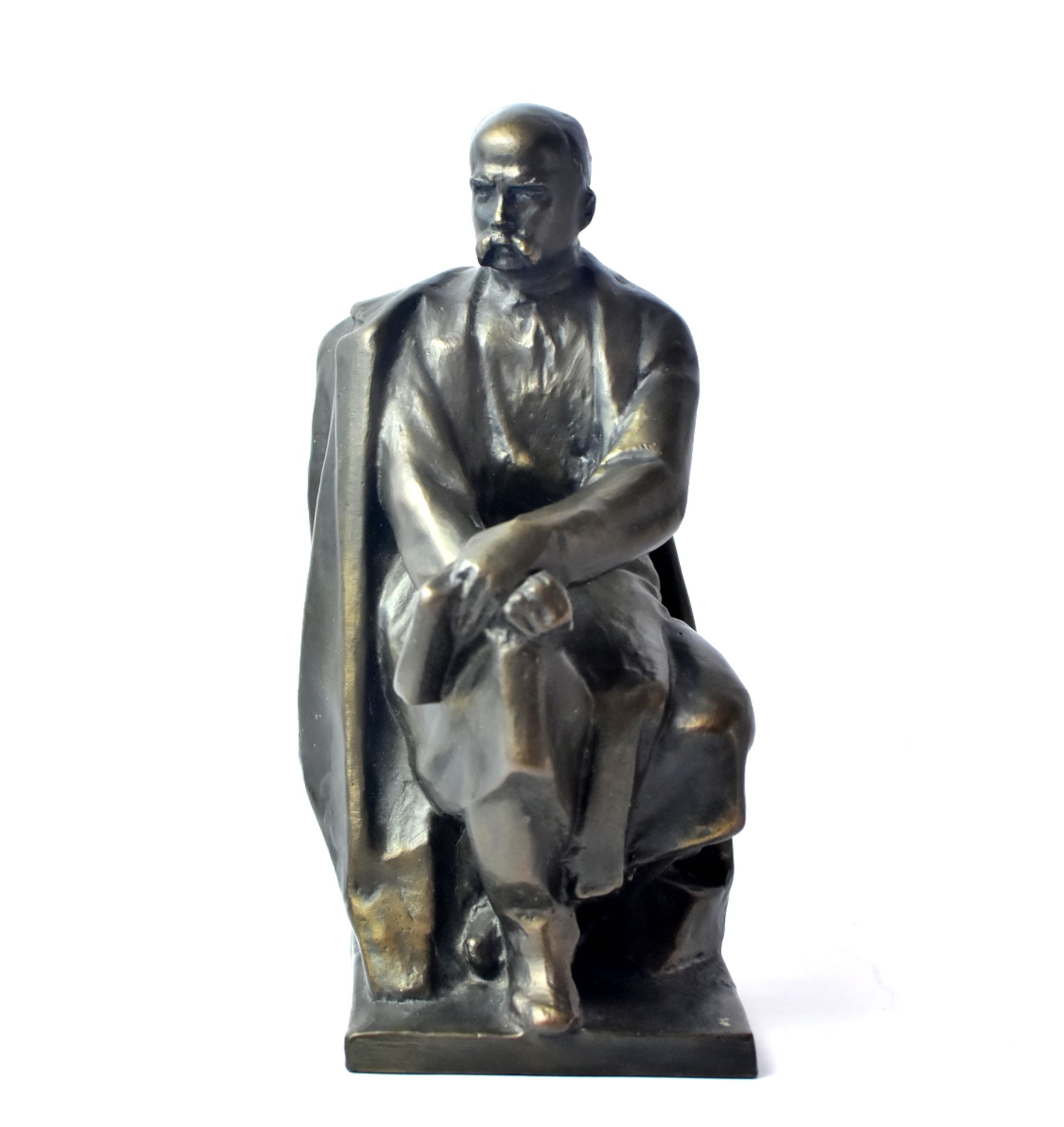 Russischer Dichter und Denker, sitzend mit Mantel und Buch, Zinkspritzguß, Gießereistempel