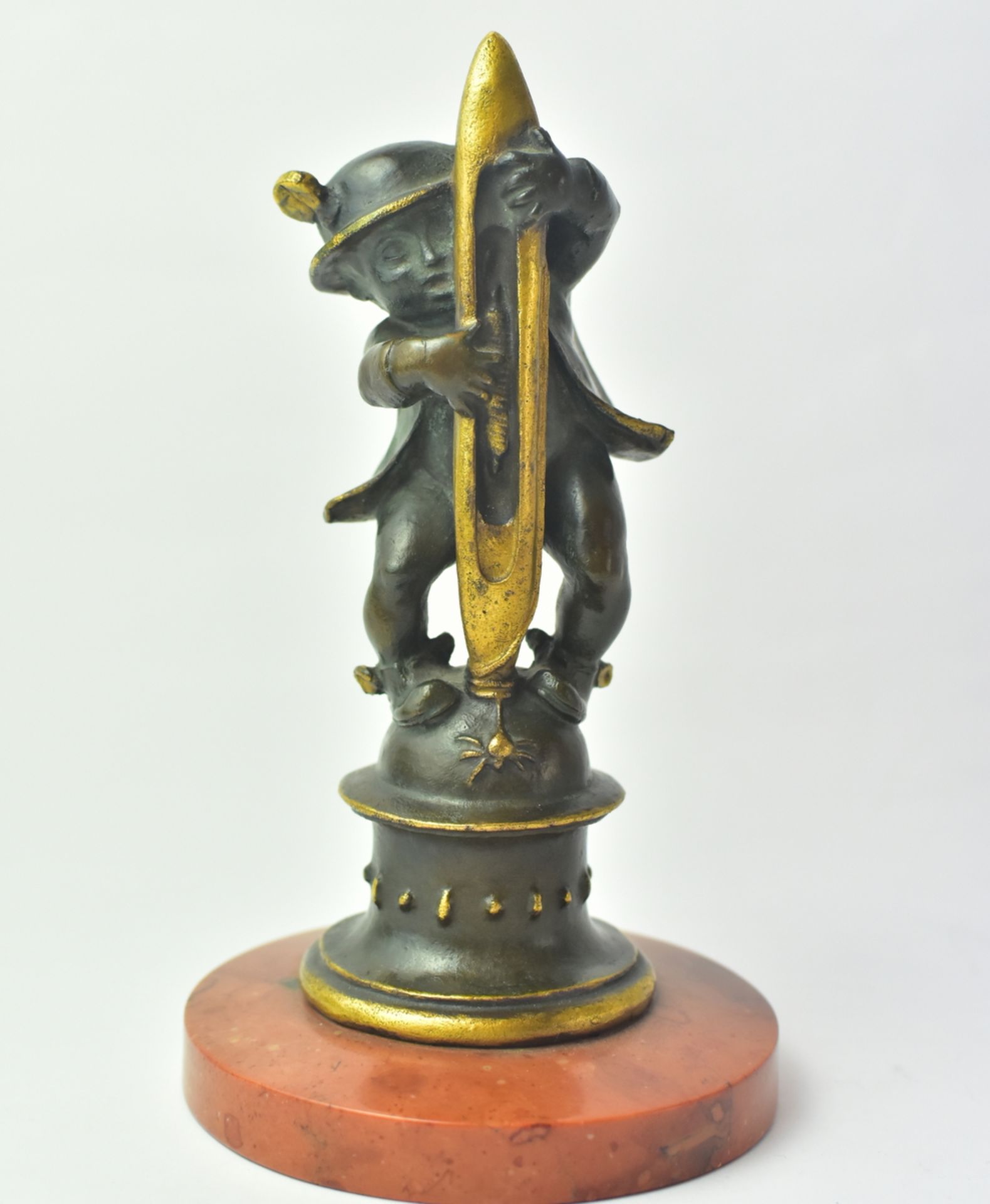 Bronzeskulptur, Knäblein mit Weberschiffchen und Spinne, beflügelt an Hut und Schuhen, Figur auf