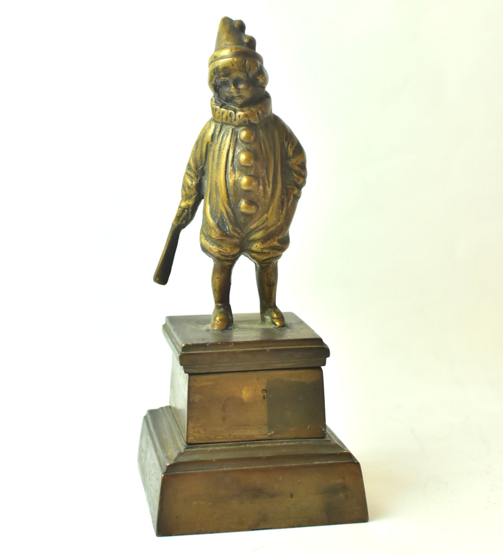 Figur im Harlekinskostüm mit Stock, Bronze auf quadratischem Bronzesockel montiert, um 1910, H.21cm