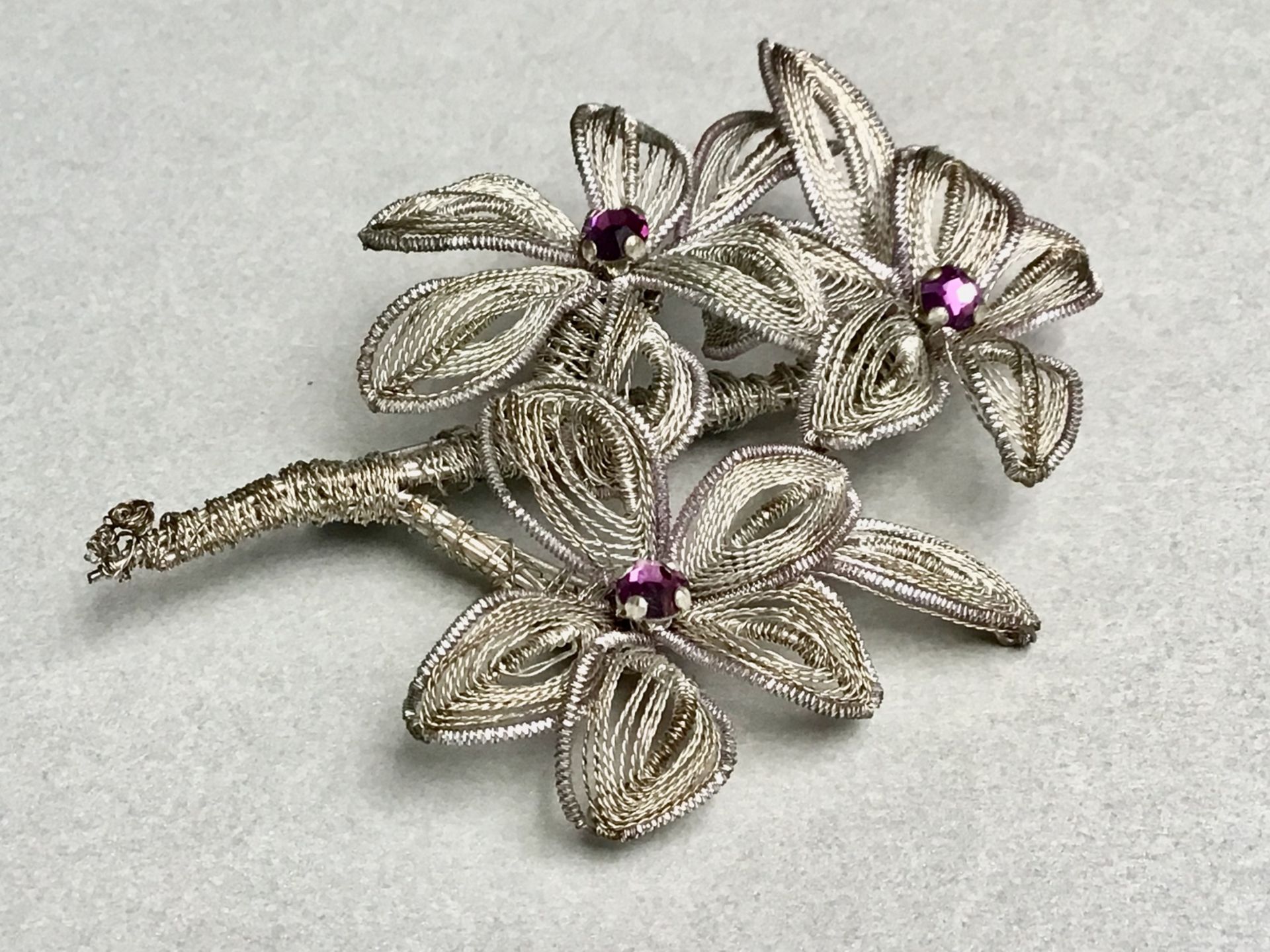 Amethyst-Blütenbrosche, Silber gedrahtet, Handarbeit um 1935, 7,5 x 5 cm, G 10,4g