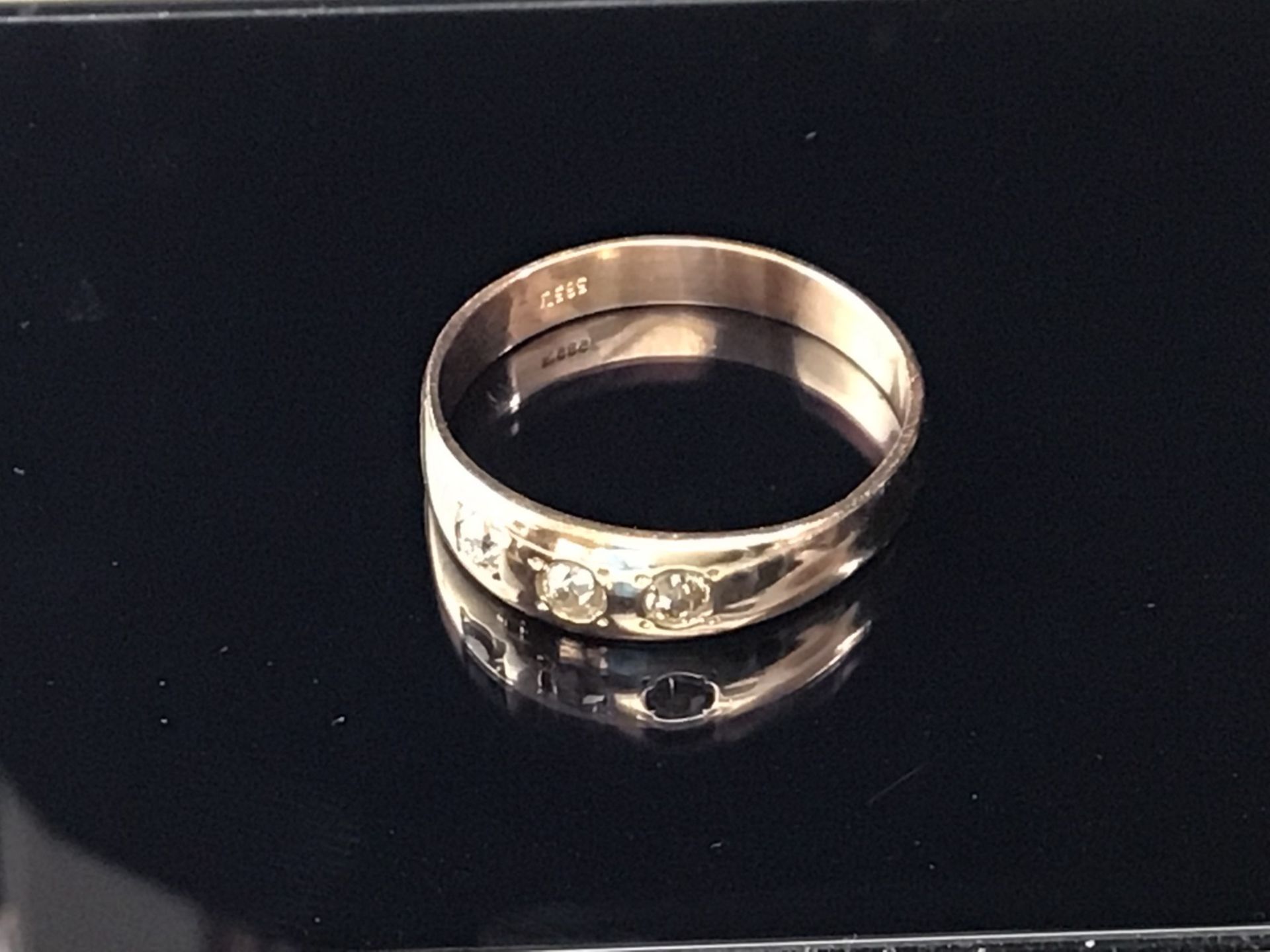 Brillant-Band-Ring, GG 585 punziert, breite solide Ringschiene (B ca. 5mm)mit drei eingesetzten