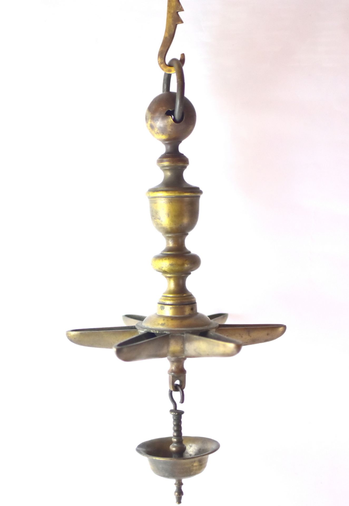 Jüdische Sabbatlampe L.38cm, Messingguß, mit Taufschale und Säge, 6 Schnautzen, Ölbeleuchtung, 19.