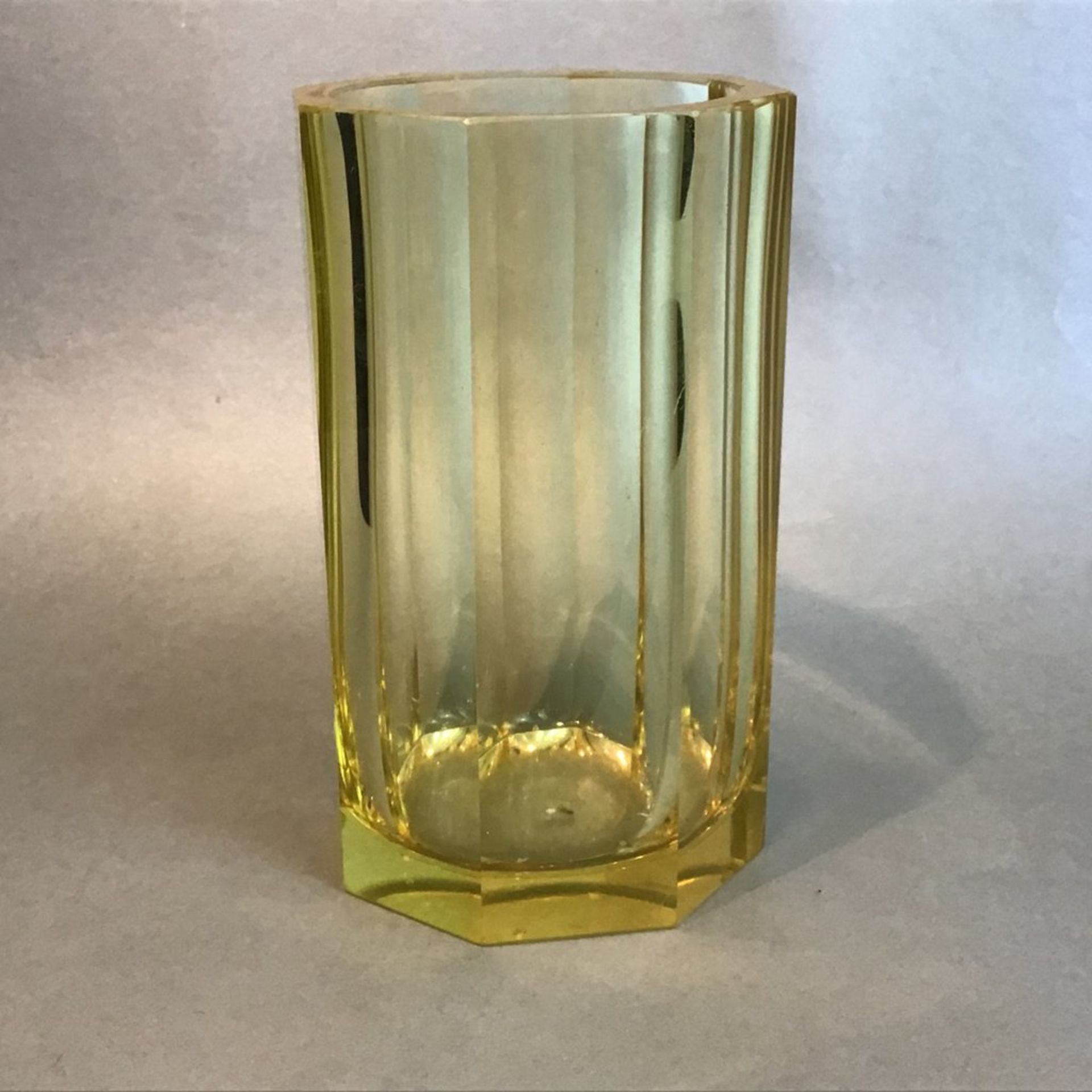 Fa.Ludwig Moser & Söhne/Karlsbad, Bechervase, gelbes geblasenes Glas, umlaufend 8fach faccetierter