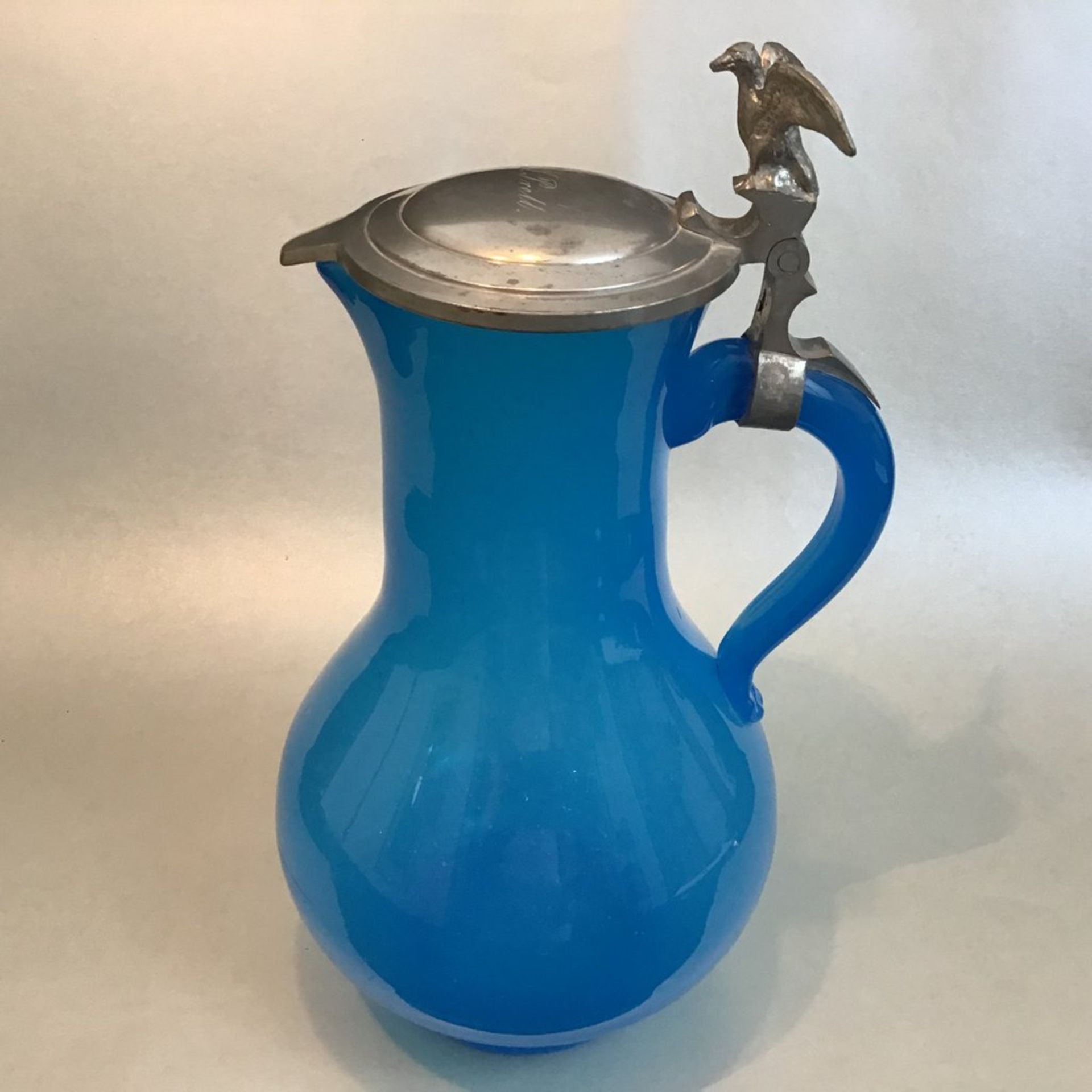 Biedermeier Birnenkrug mit Zinndeckel, um 1840, hellblau eingefärbtes Glas, Alabasterglas,