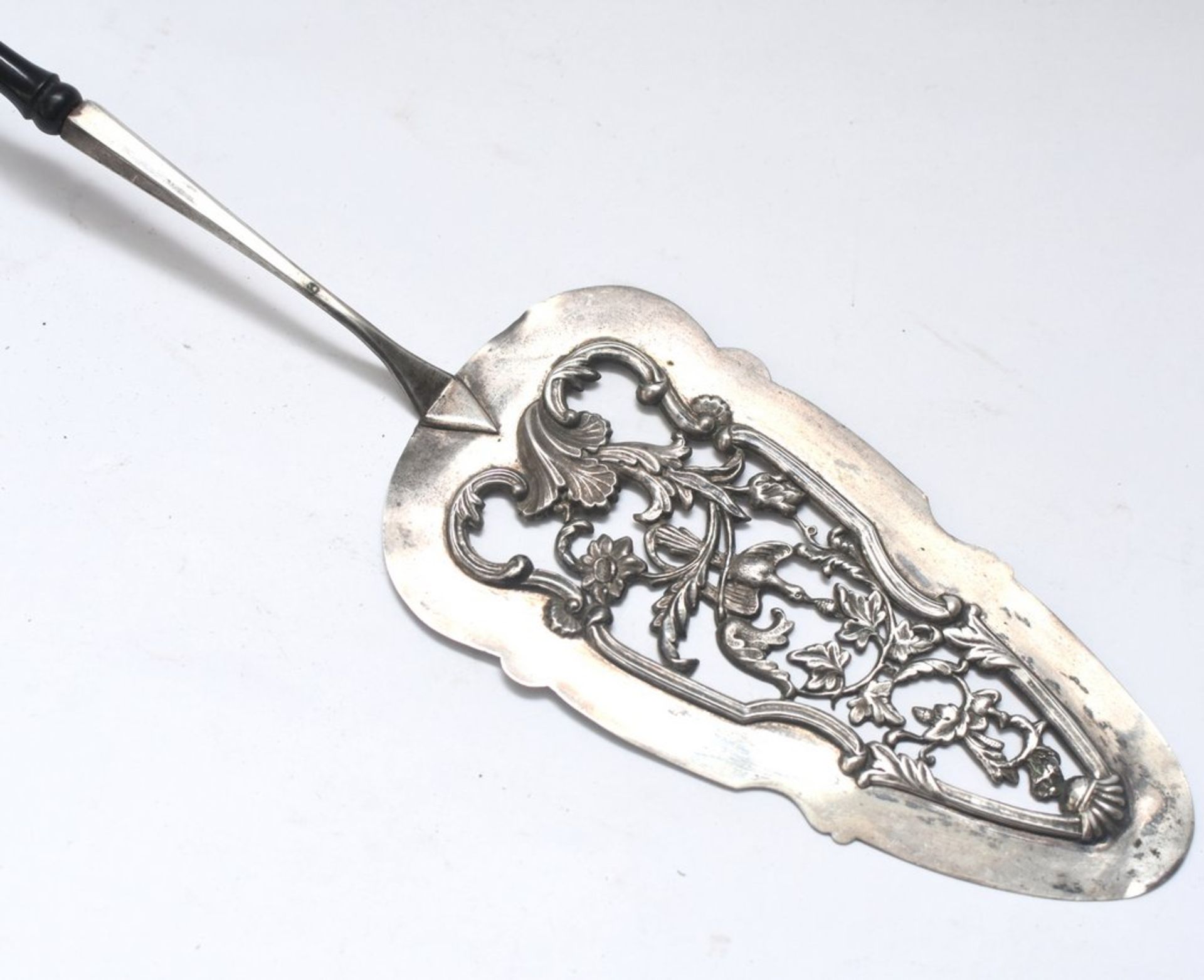 Barocke Kuchenschaufel, Silber geprüft, Punze unleserlich, Schaufel mit durchbrochenem Blumendekor