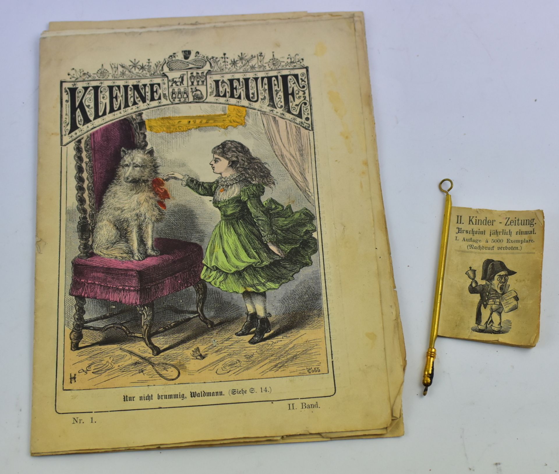 Puppenstuben-Kinderzeitung im Zeitungshalter aus Messing, um 1910, 20 Seiten in guter Erh.,