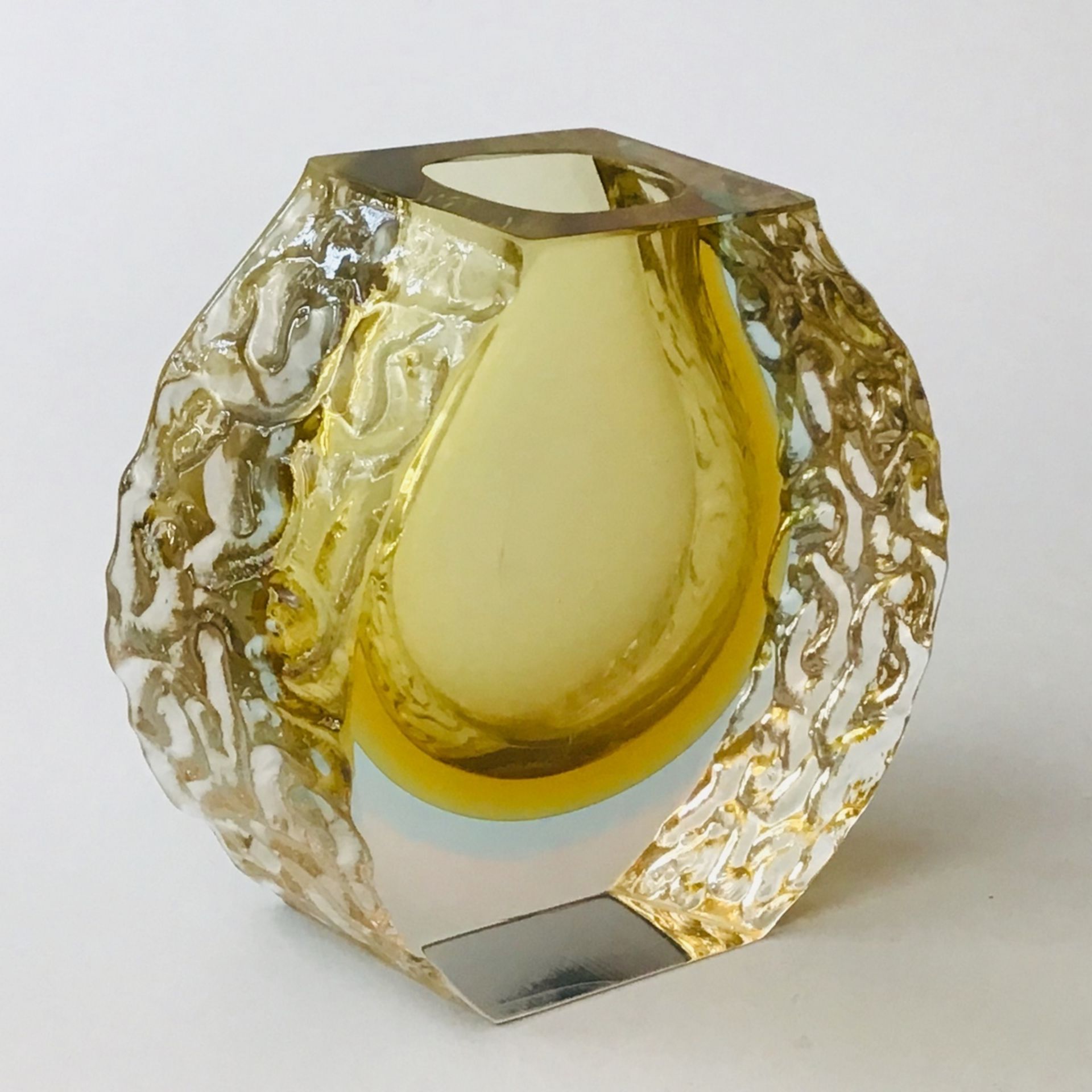 Schmelzglas-Vase, um 1960, farbloses Glas, innen gelb gebeizt, Seiten vertikal verschoben, 2