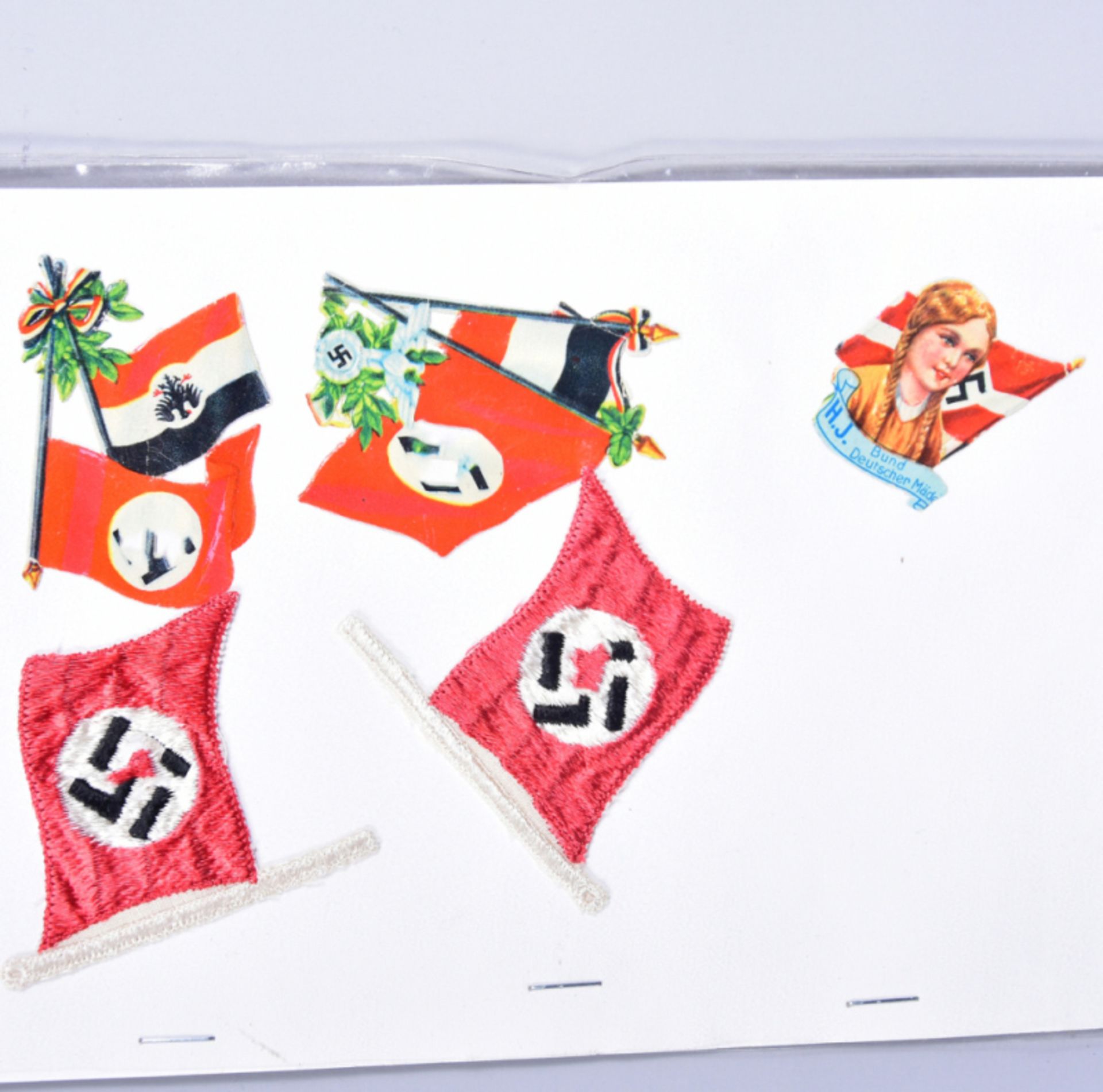 Konvolut von 3 Stammbuchbildern und 2 Aufnähern (Symbol: Flagge) aus der Zeit des 3. Reiches- - -