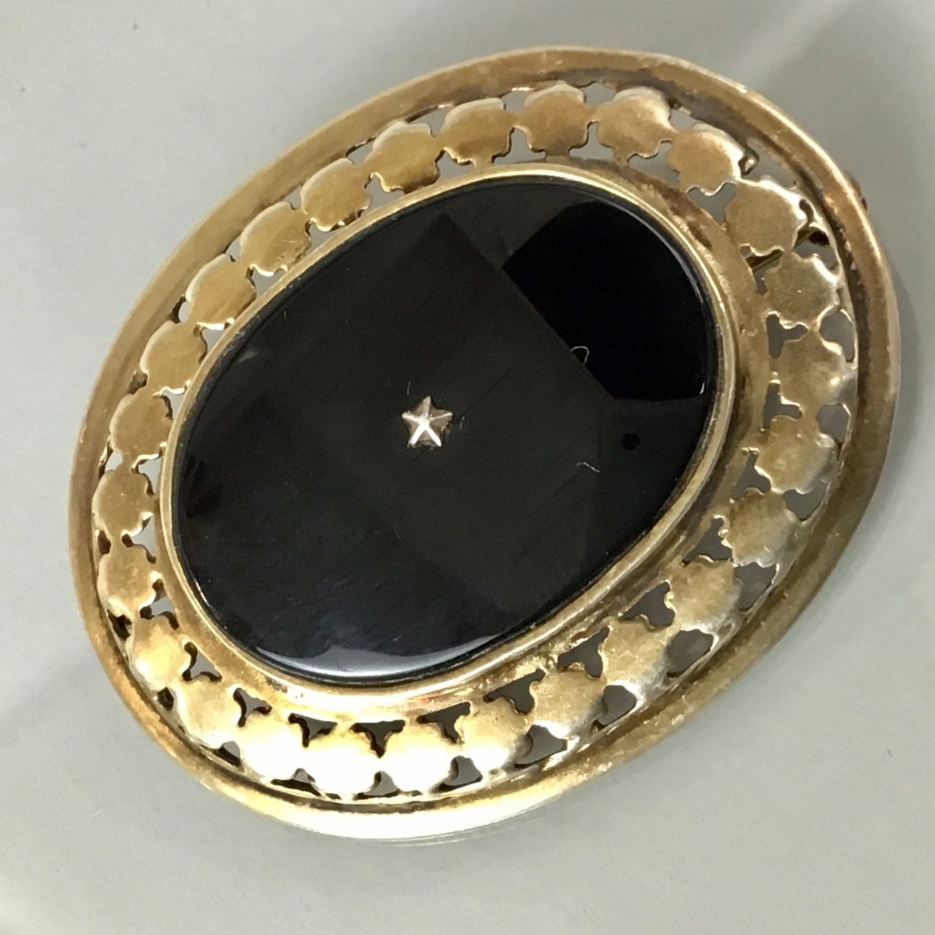 Onyx-Brosche, um 1900, Silber 925 punziert, vergoldet, Nadel mit Sicherheitsverschluss, 4,7 x 3,7