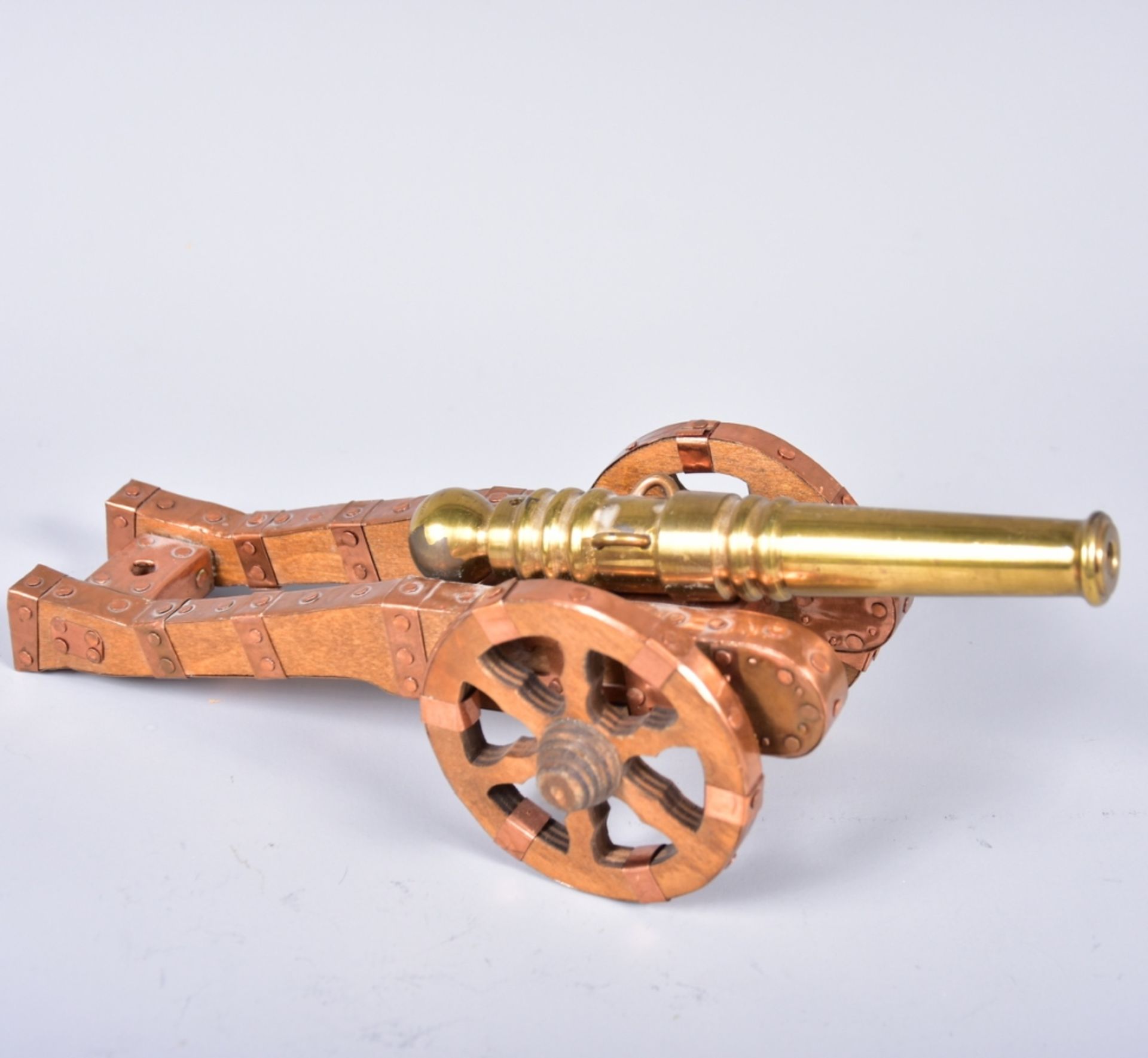 Modellkanone, Stand und Räder aus Holz mit Kupferblech beschlagen, Rohr Bronzeguß, L= 17cm,- - -23.