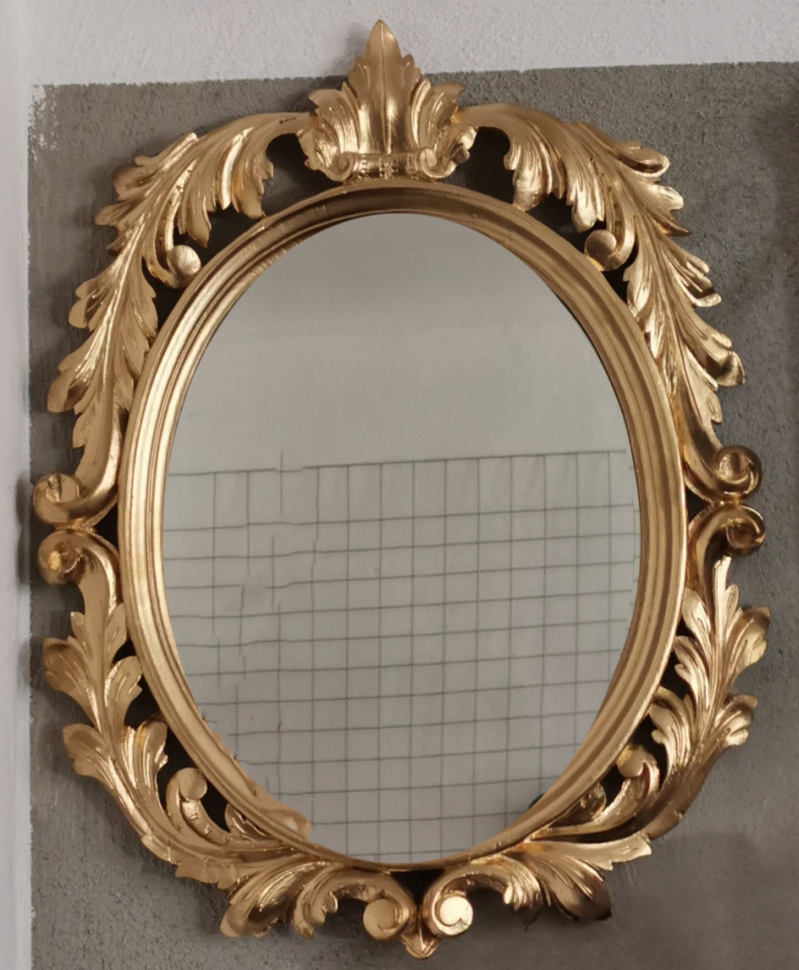 Ovaler Spiegel im geschnitztem Holzrahmen, 2.Hälfte 19.Jh., Rahmen mit Blattvoluten, restauriert mit