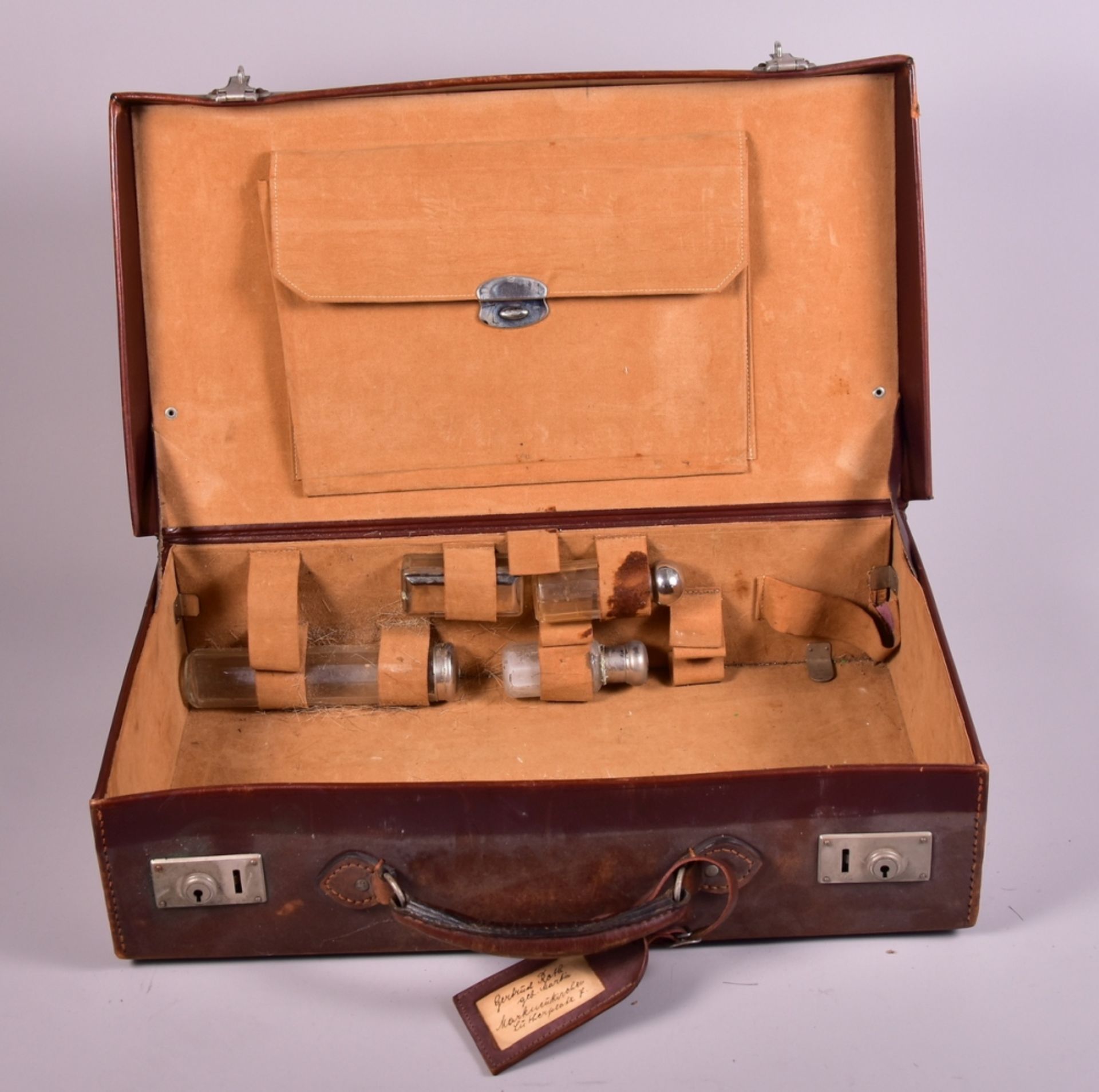 Kleiner Leder Reisekoffer, um 1910, Innentasche und 4 verschliessbare Glasbehälter, 44x25,5x12cm,