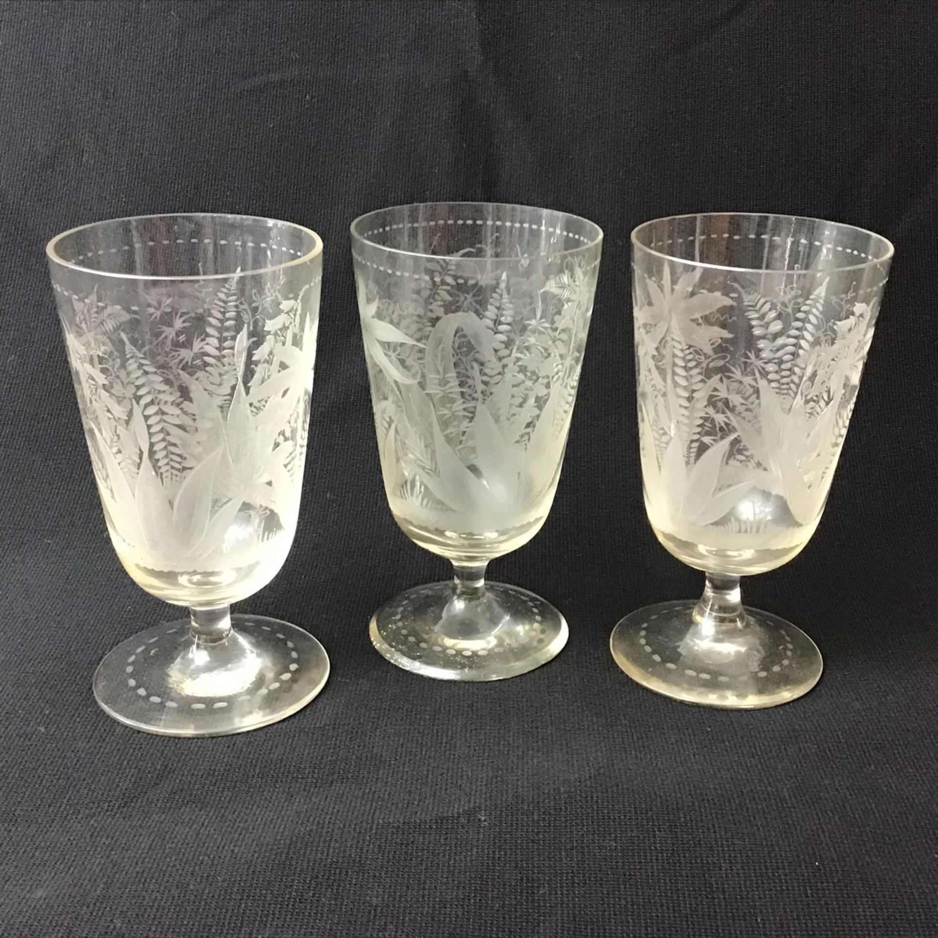 Drei Biedermeier Pokalgläser, farbloses Glas mit exotischem Ätzschliff (u.a.Palmen, Gräser),