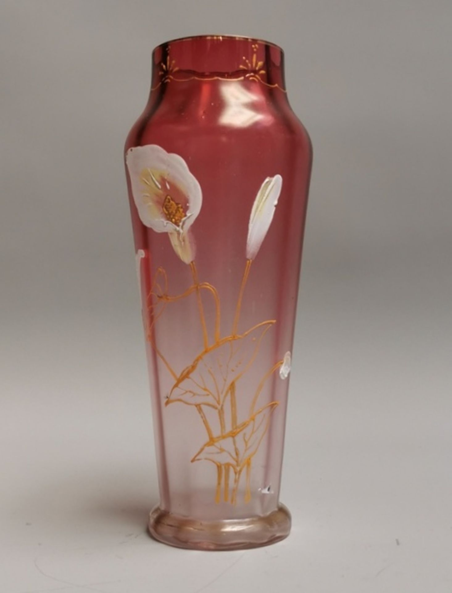 Jugendstil-Vase, farblosen Milchglas, Übergang von rosé zu violettrot, mit geschnittenem Goldrand