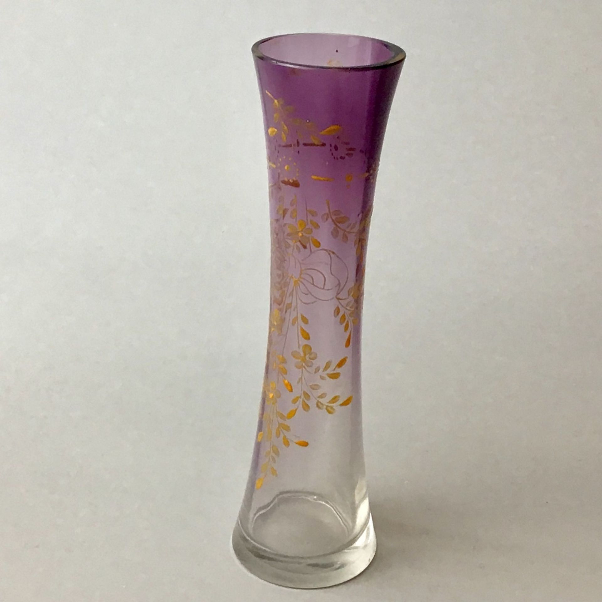 Glasvase um 1900, farbloses Glas in violett überlaufend, florale Emaille-Blütenmalerei,