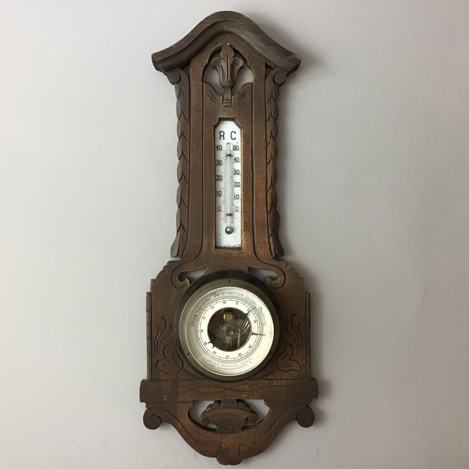 Wandbarometer, um 1920, Barometer und Thermometer auf verzierter Holzplatte, Vertrieb Optiker