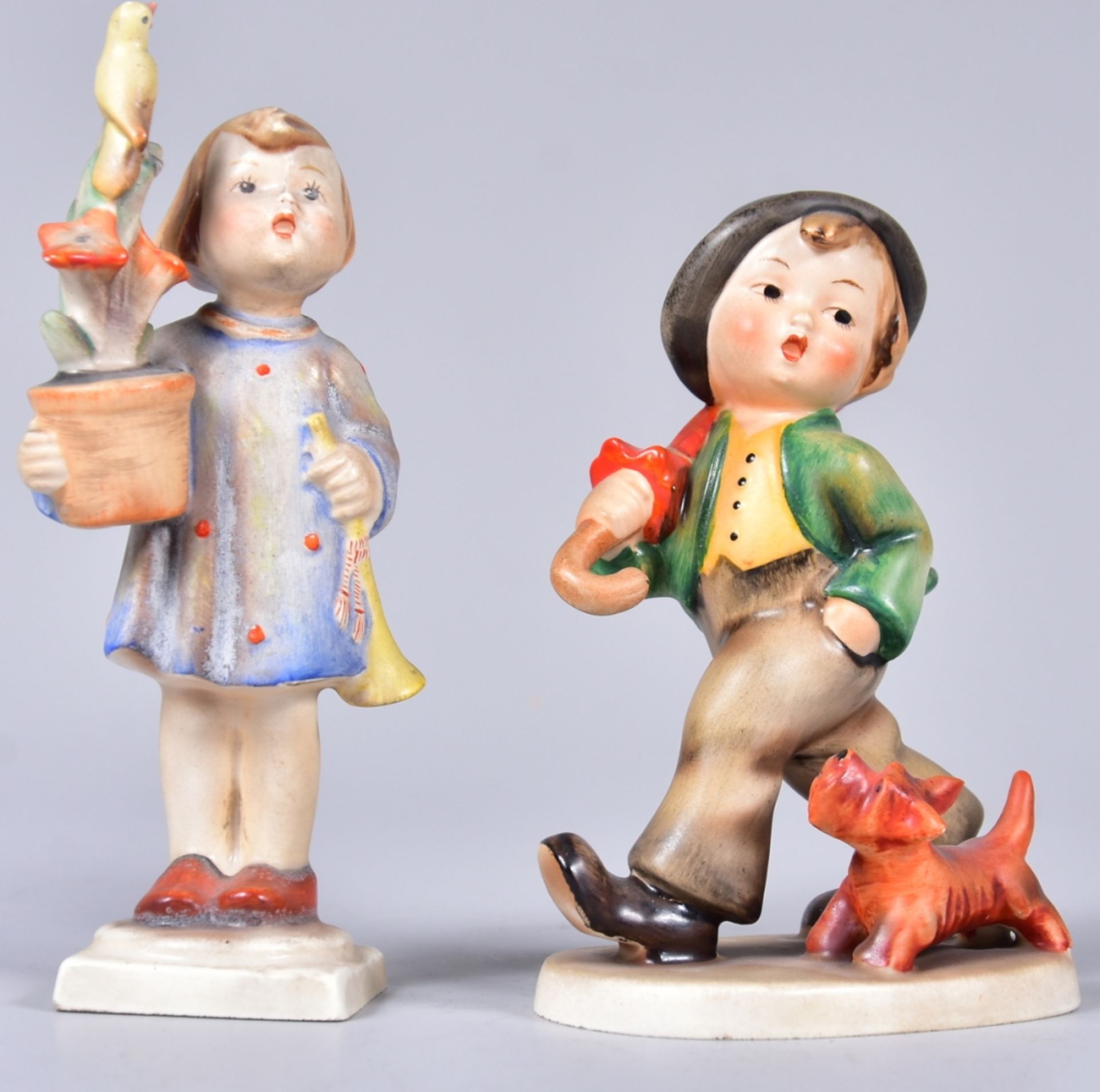 2 Hummelfiguren, Fa. Goebel, blaue Marke,um 1930/40, H. 15cm- - -23.00 % buyer's premium on the