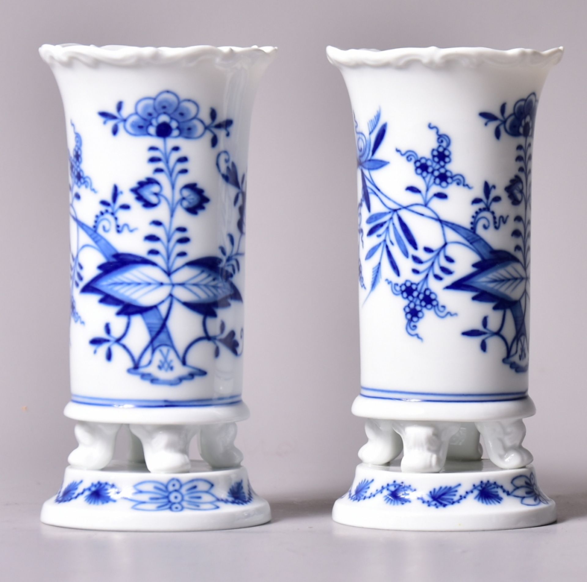 Meissen Paar Füßchenvasen, blaue Schwertermarke, I.Wahl, um 1880, Dekor: Zwiebelmuster, Vasen je auf