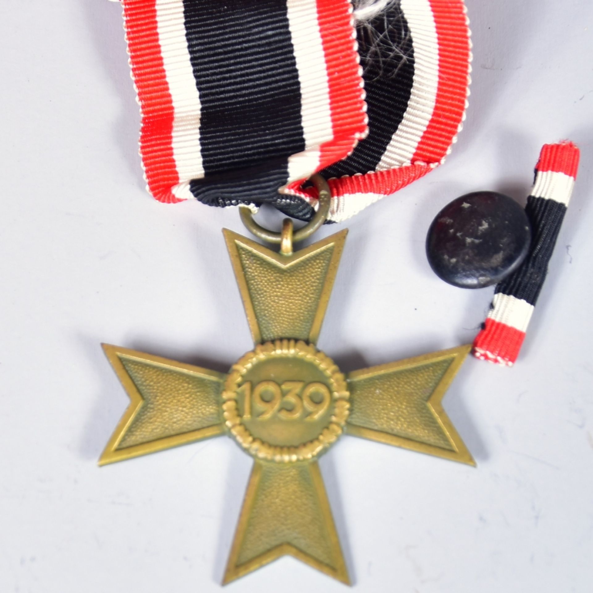 Kriegsverdienstkreuz 1939 am Band, mit Miniatur zum Einknöpfen- - -23.00 % buyer's premium on the