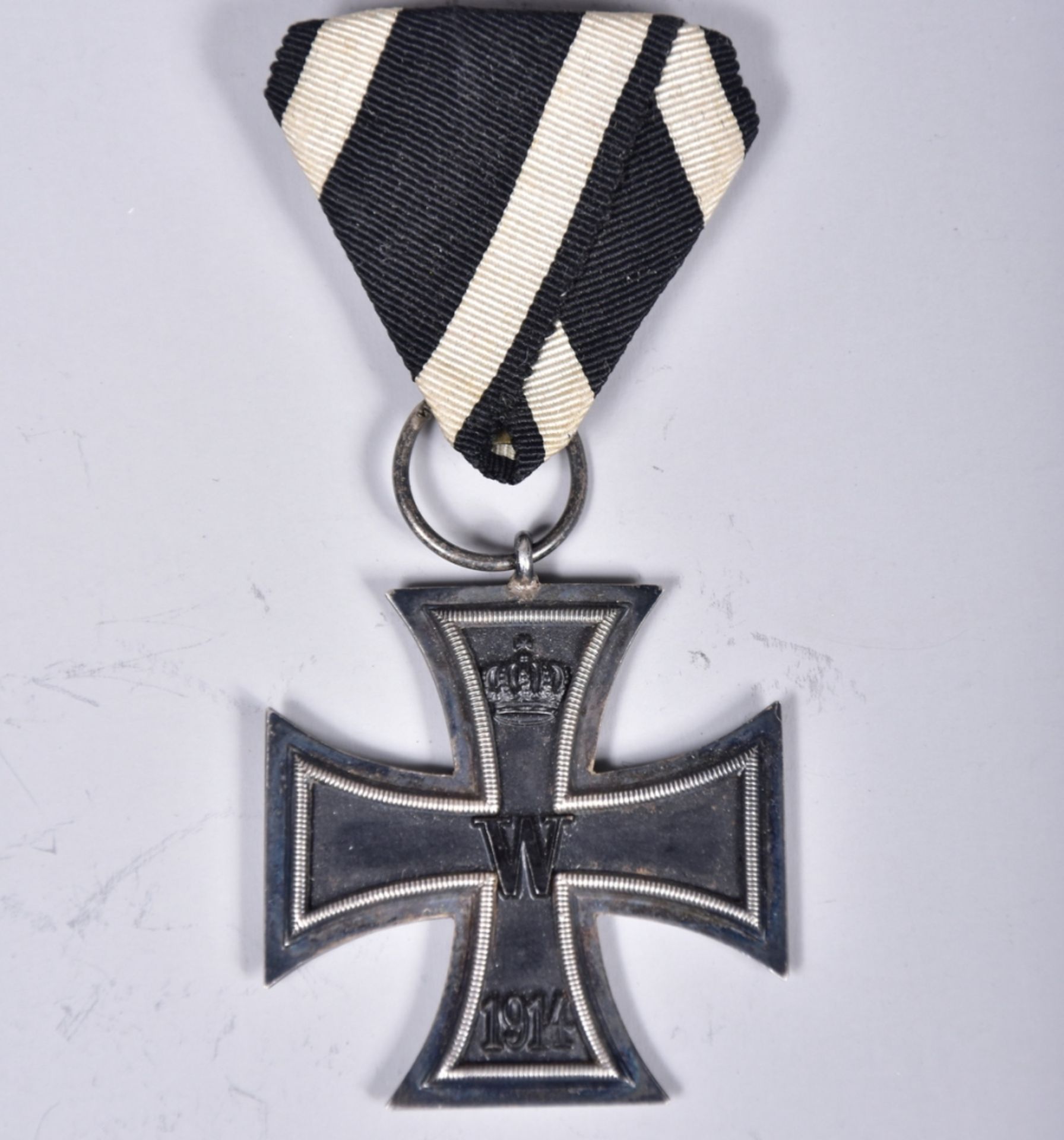 "Eisernes Kreuz" am schwarzen Bande, 2. Klasse, vorderseitig Jahreszahl 1914, mittig auf Eisenkern