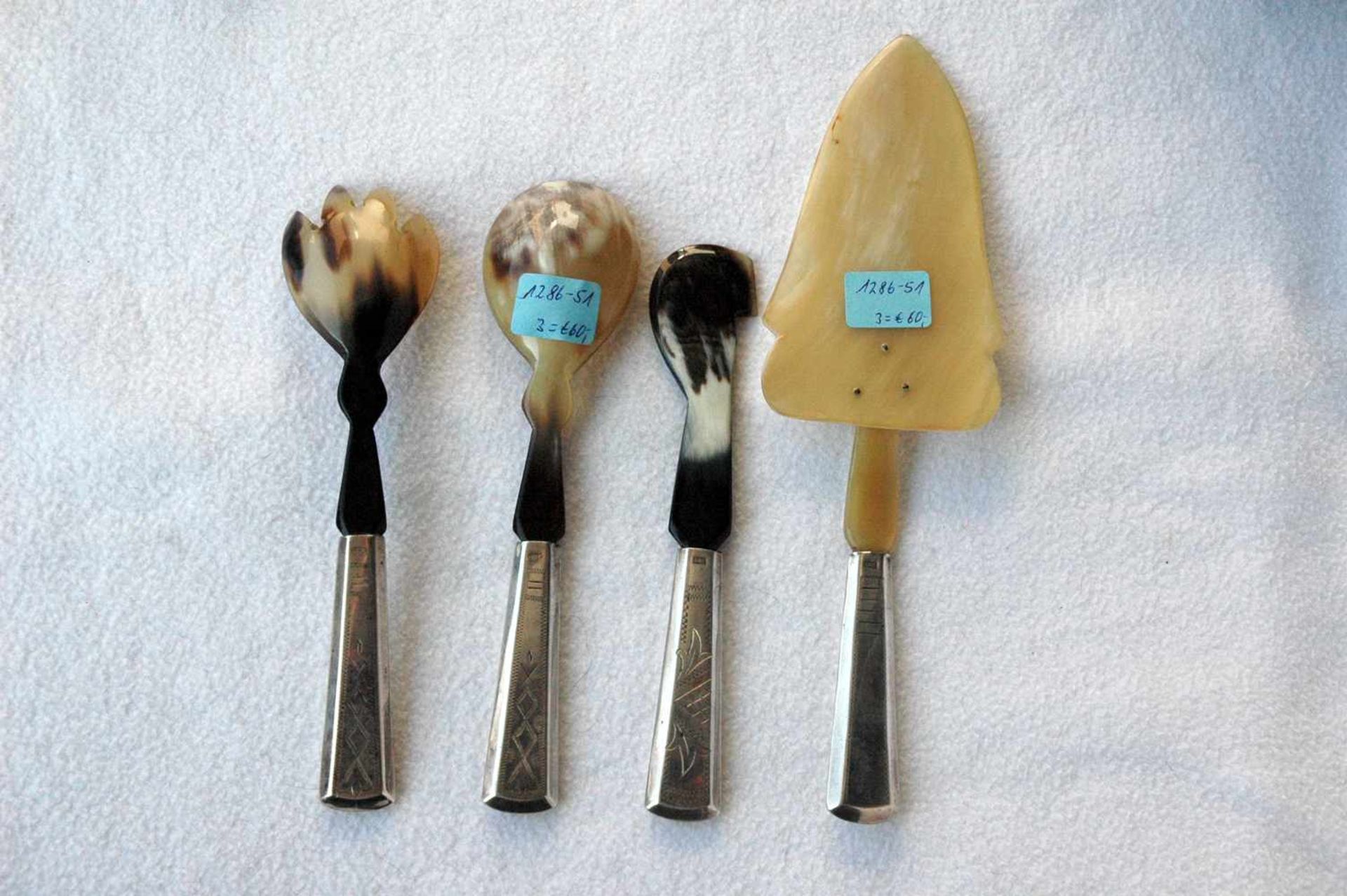 3 Teile EOS-Bestecke, Griffe 835/- Silber, Horn: Tortenheber, Löffel, Buttermesser - Bild 2 aus 2