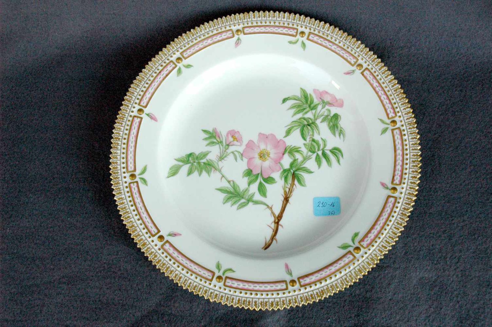 Royal Copenhagen, runde Platte mit gezacktem Goldrand, Rosa rubiginosal, 26 cm