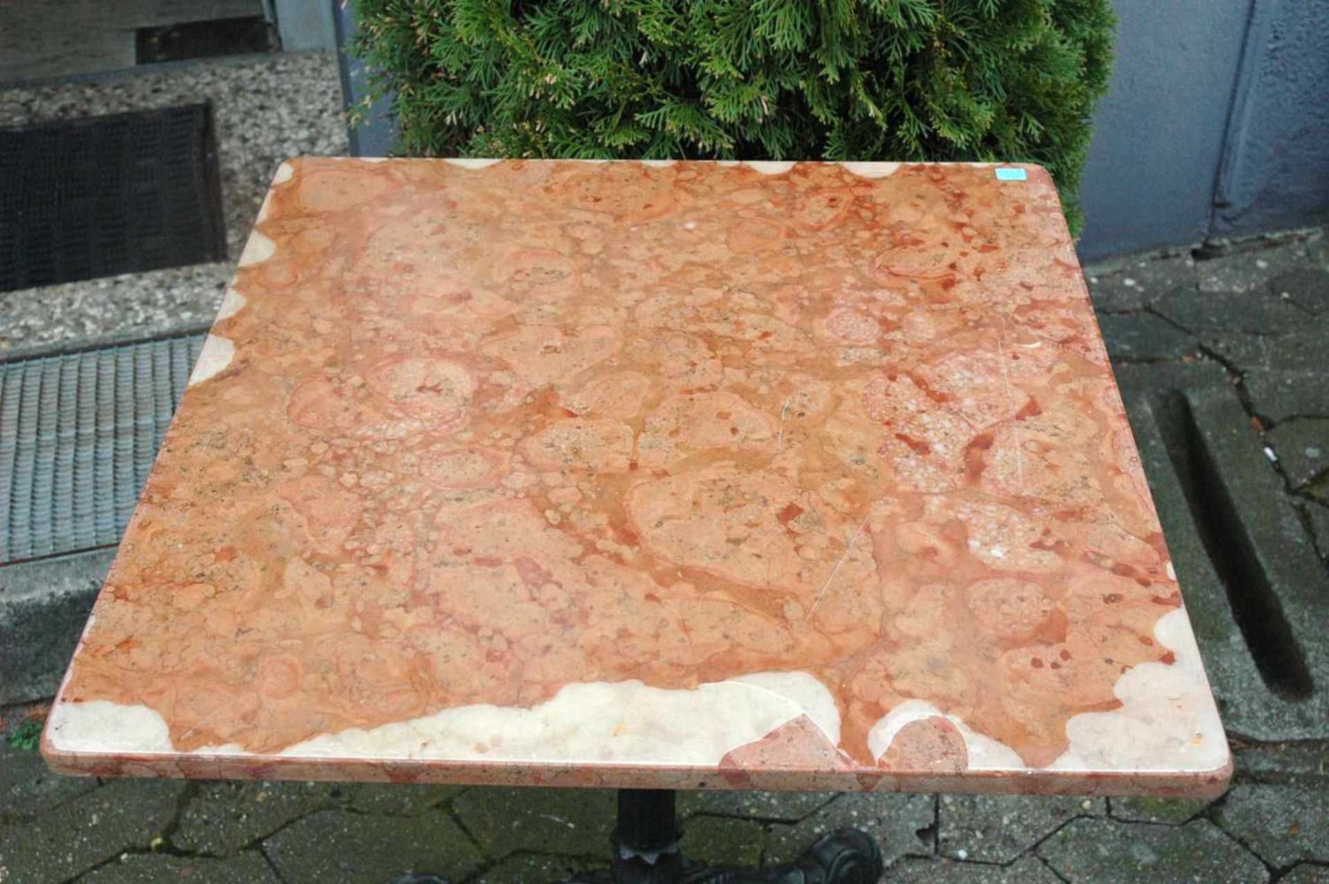 Bistro-Tisch mit Marmorplatte, 60 x 60 cm, h= 73 cm, Fuß Gußeisen, Schaden an der Platte - Bild 3 aus 3