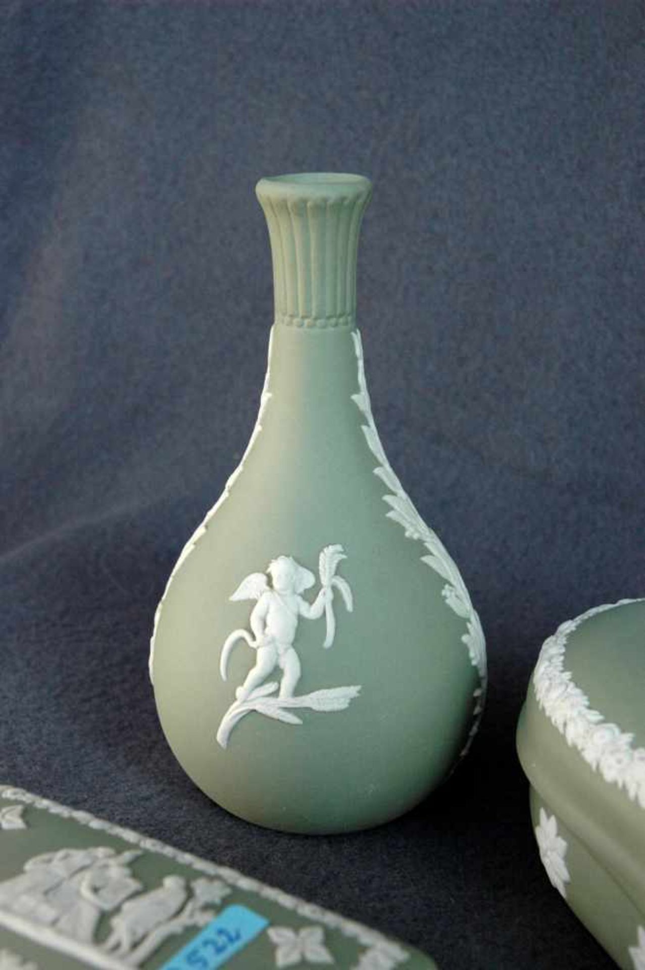 Konvolut Wedwood, grün: Vase, h= 14 cm; Deckeldöschen; Dose in Herzform, l= 13 cm; rechteckiges - Bild 2 aus 6