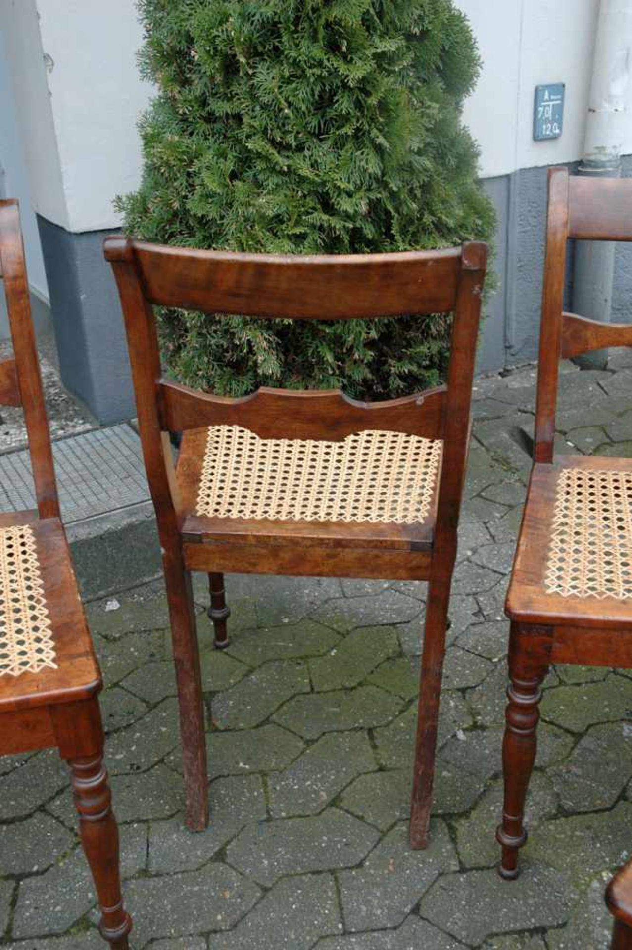 4 Stühle, Nußbaum, gedrechselte Beine, Sitz geflochten - Bild 3 aus 3