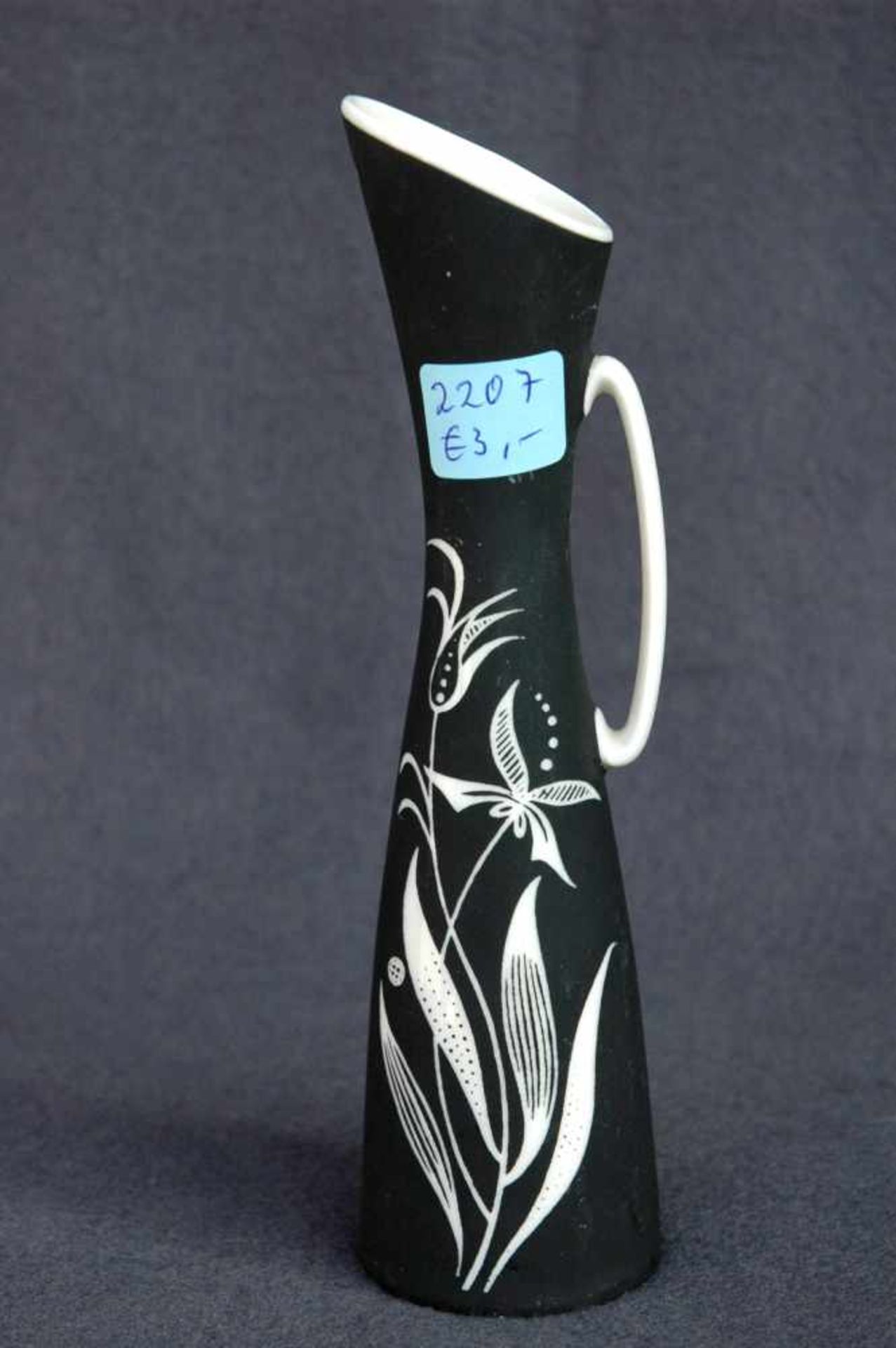 Vase, 50er Jahre, schwarz mit weißem Blumendekor, Royal-Porzellan, h= 17 cm