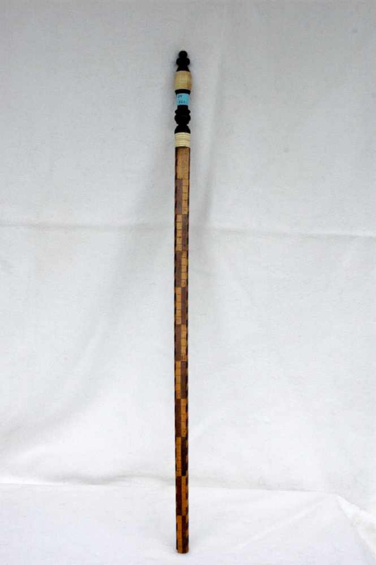 Elle, Intarsienarbeiten, Griff schwarz und Bein, ½ Meter 1872, 69 cm, 2 Holzelementchen fehlen