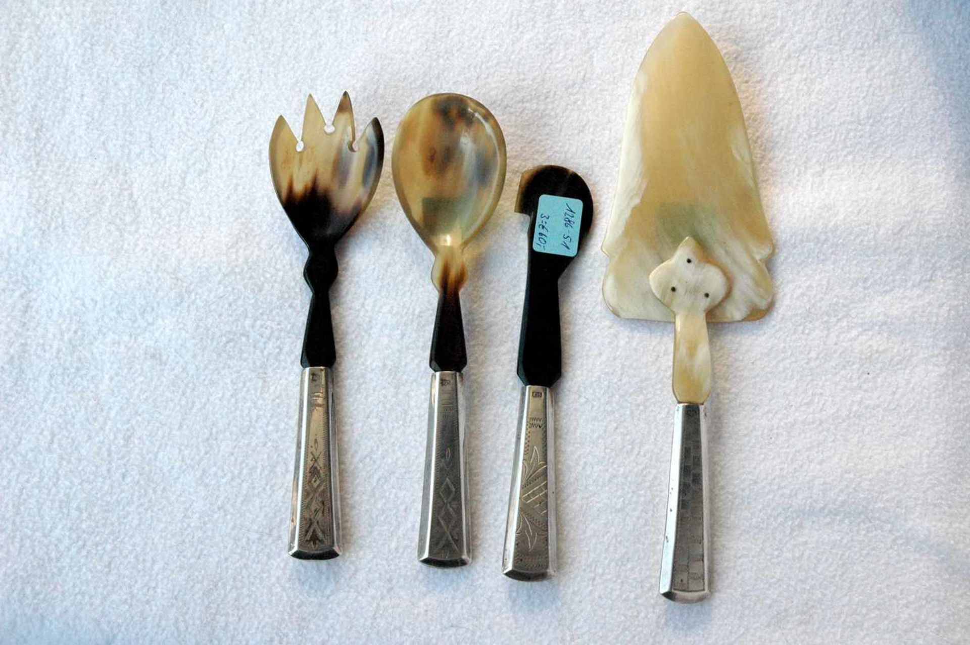 3 Teile EOS-Bestecke, Griffe 835/- Silber, Horn: Tortenheber, Löffel, Buttermesser