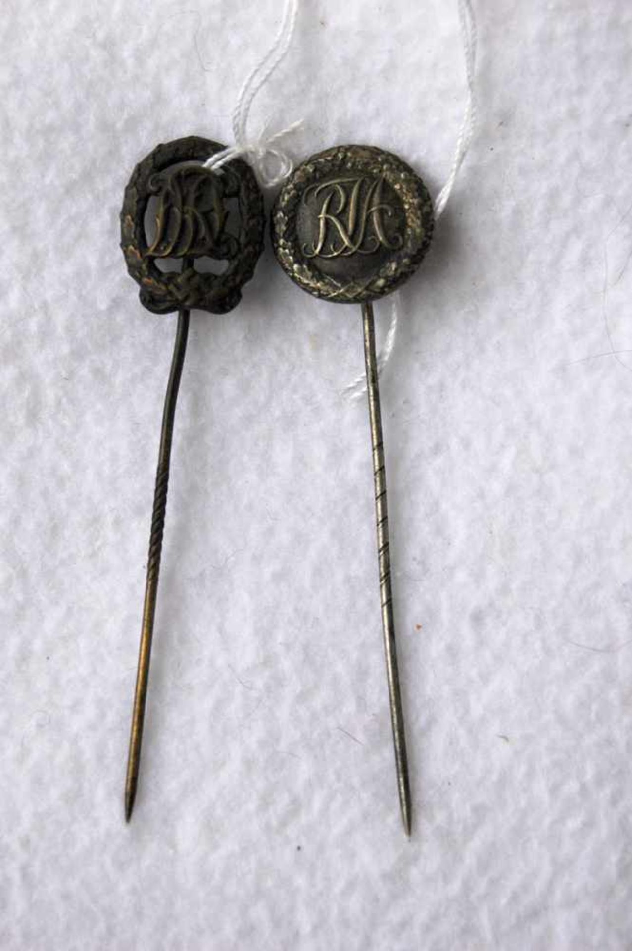 2 HJ-Sportabzeichen-Nadeln, Miniaturen, Bronze, Hersteller Wernstein Jena, 1= ohne HK, 1,6 cm1= 1,