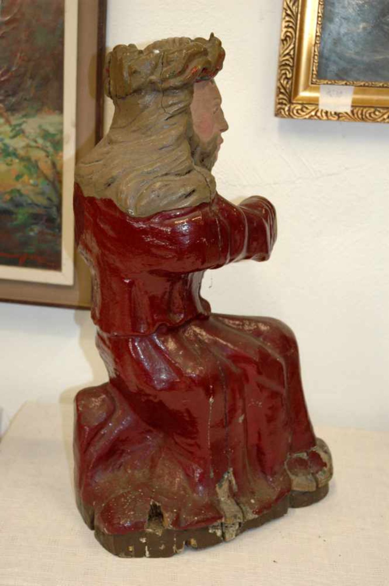 Holzfigur, knieender Jesus im roten Mantel, rechte Hand fehlt,h= 52 cm - Image 3 of 5