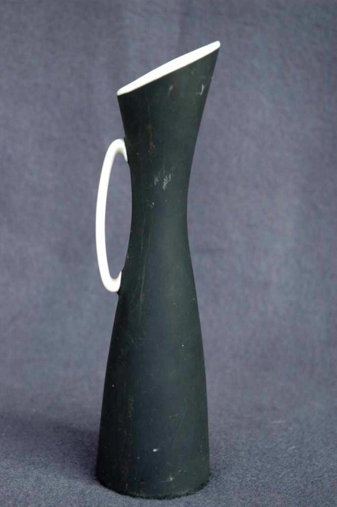 Vase, 50er Jahre, schwarz mit weißem Blumendekor, Royal-Porzellan, h= 17 cm - Bild 2 aus 3