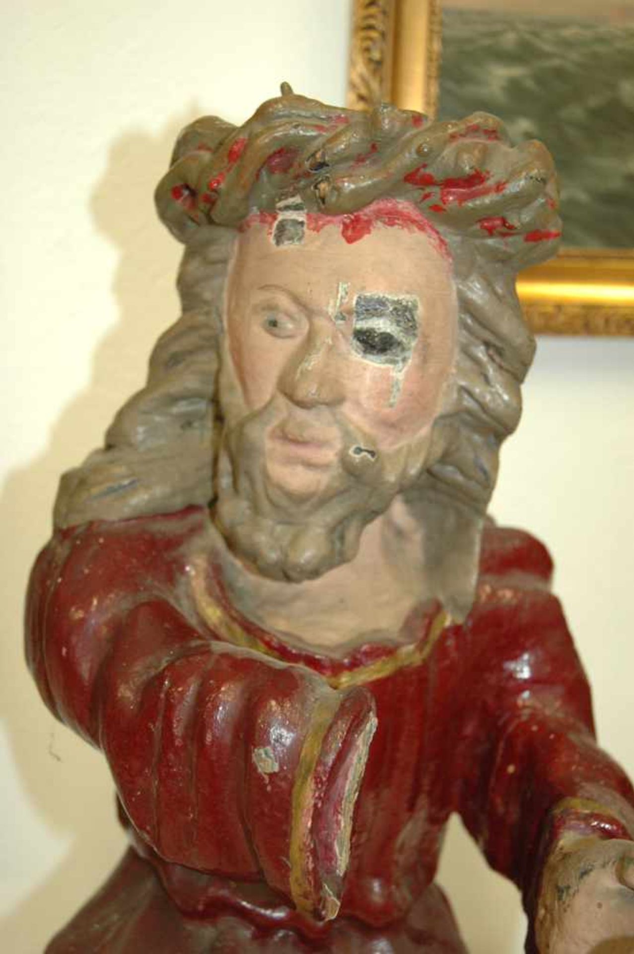 Holzfigur, knieender Jesus im roten Mantel, rechte Hand fehlt,h= 52 cm - Image 4 of 5