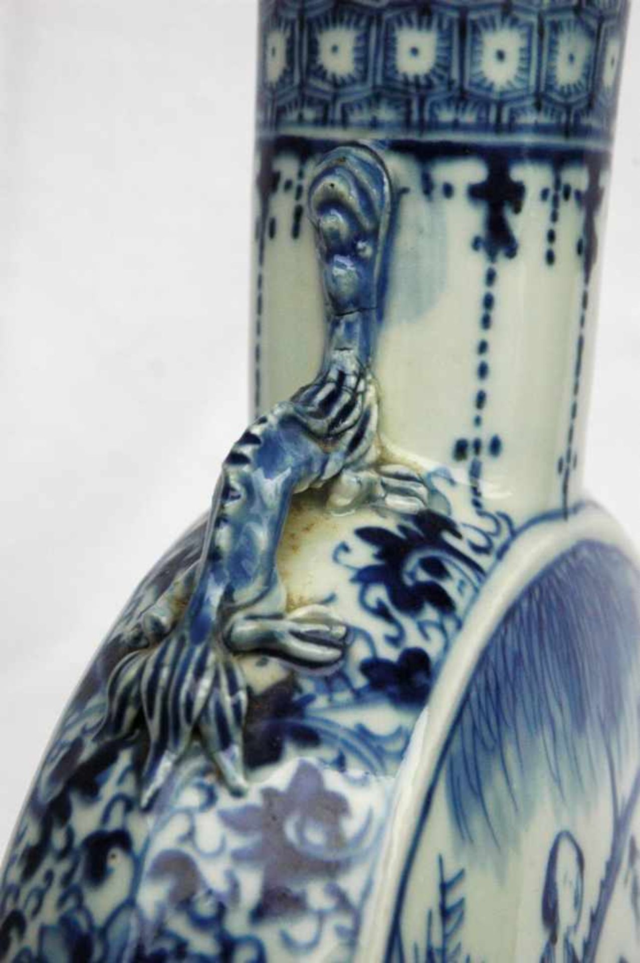 Pilgerflasche, blaues Dekor, China um 1900, hoher Stand, h= 30 cm, Drachenapplikationen (m. Riß), - Bild 3 aus 4