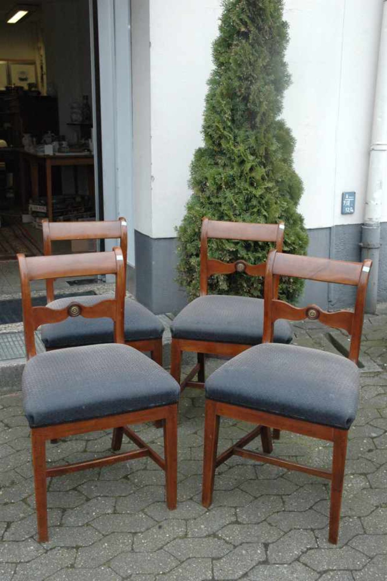 4 Stühle, Sitz grau gepolstert