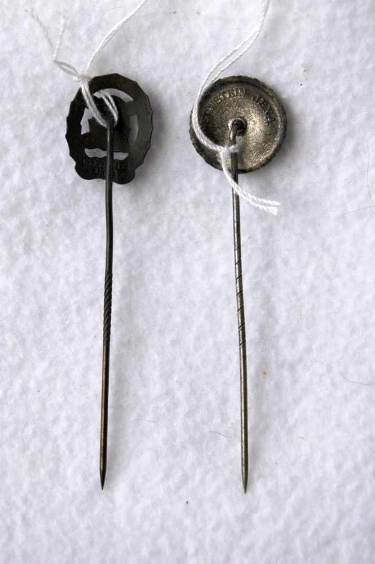 2 HJ-Sportabzeichen-Nadeln, Miniaturen, Bronze, Hersteller Wernstein Jena, 1= ohne HK, 1,6 cm1= 1, - Image 2 of 2