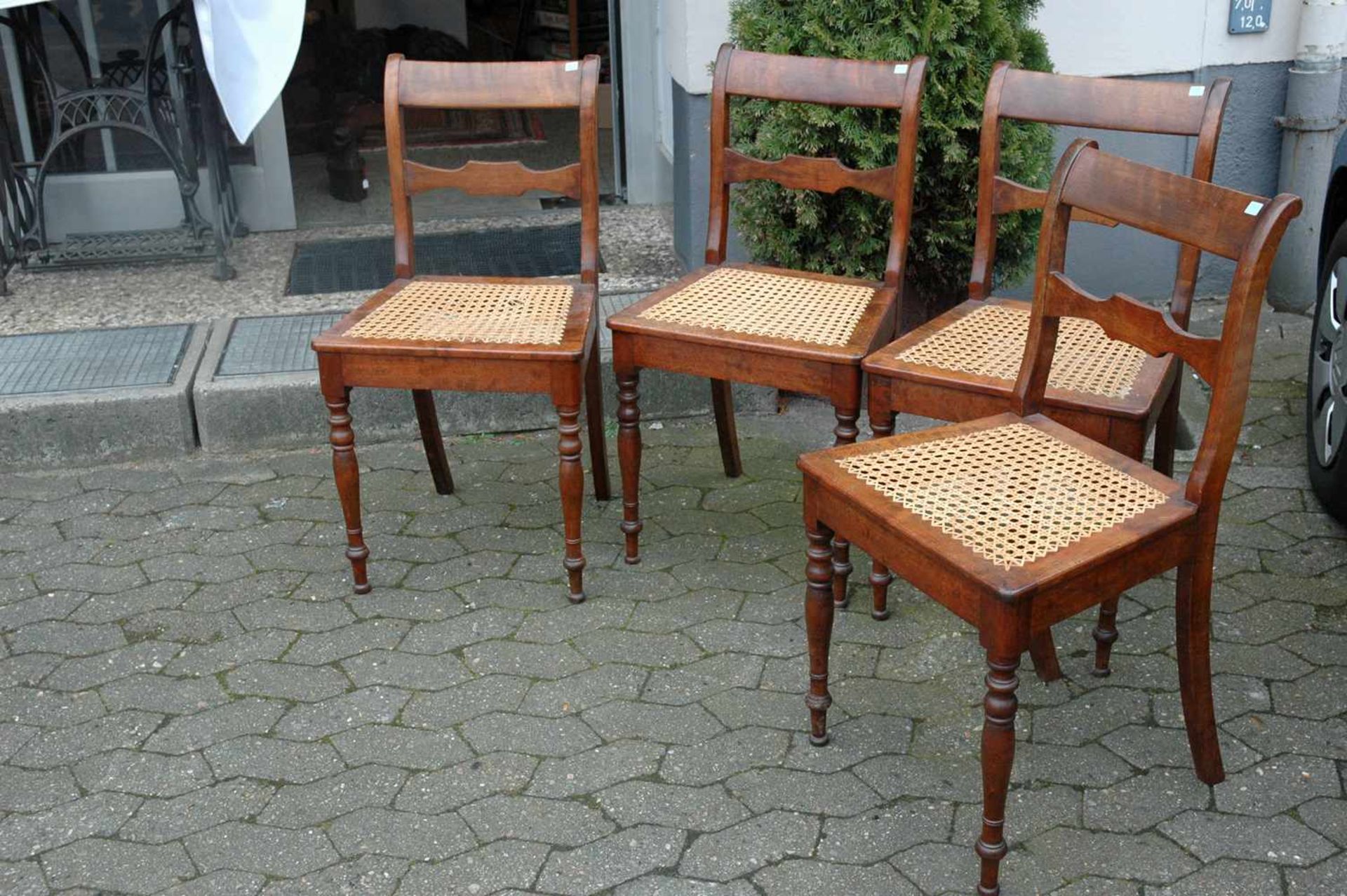 4 Stühle, Nußbaum, gedrechselte Beine, Sitz geflochten