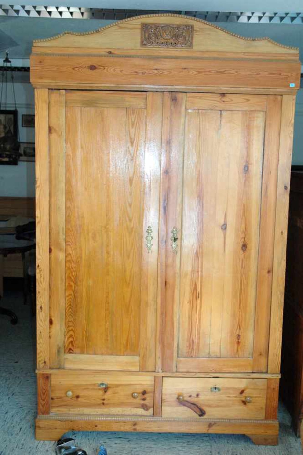 Zweitüriger Kleiderschrank, Weichholz um 1910, Perlenleiste