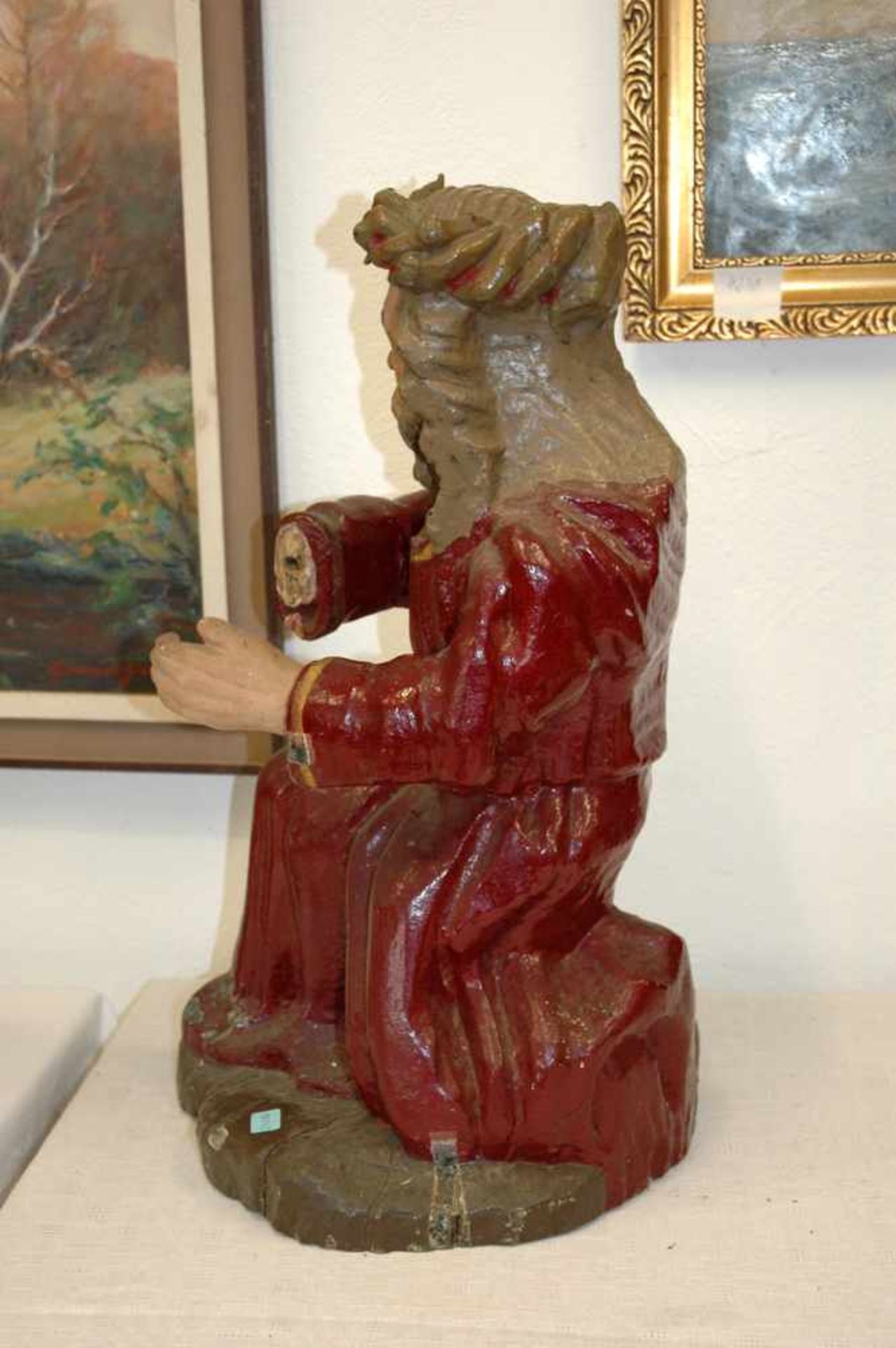 Holzfigur, knieender Jesus im roten Mantel, rechte Hand fehlt,h= 52 cm - Image 2 of 5
