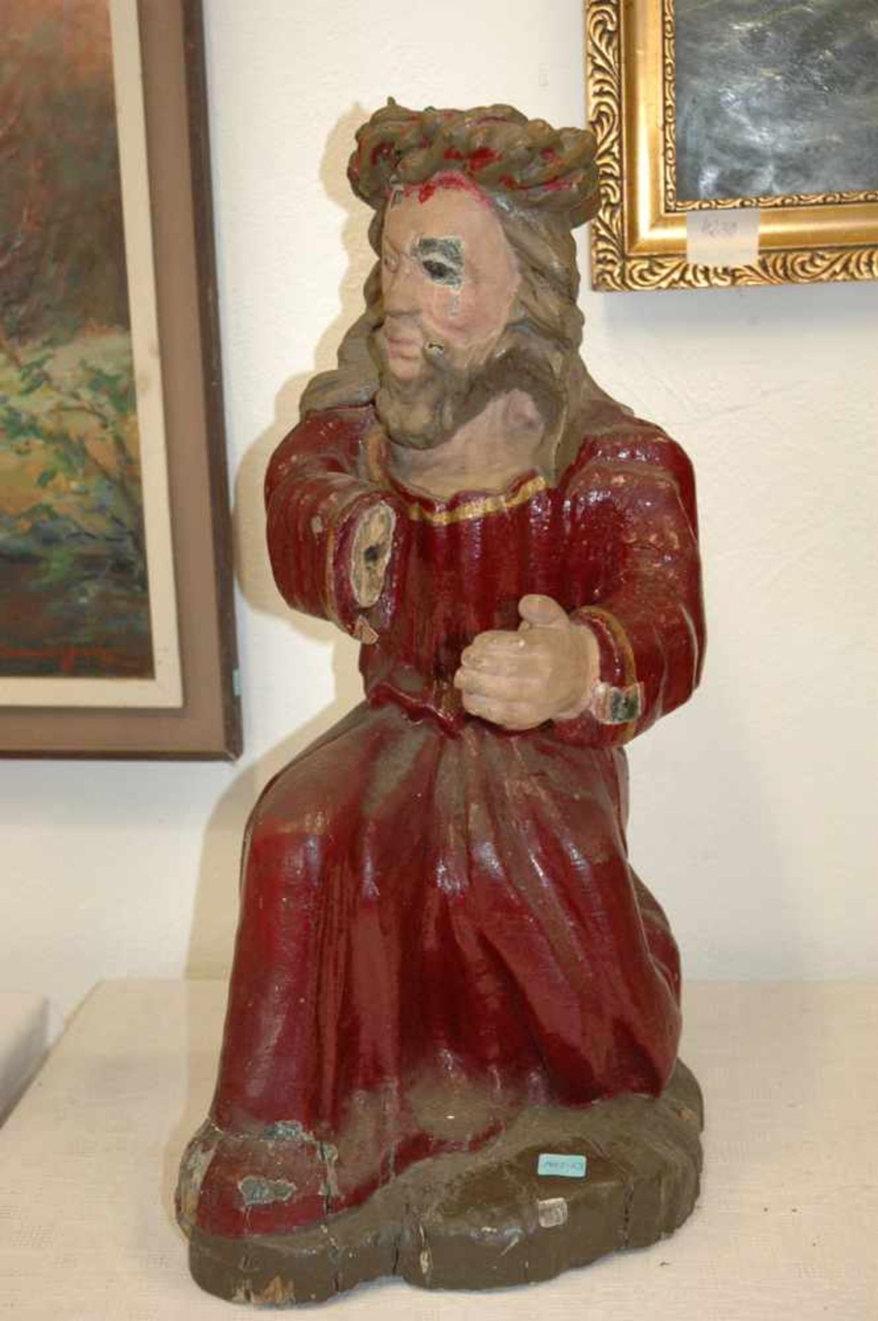 Holzfigur, knieender Jesus im roten Mantel, rechte Hand fehlt,h= 52 cm