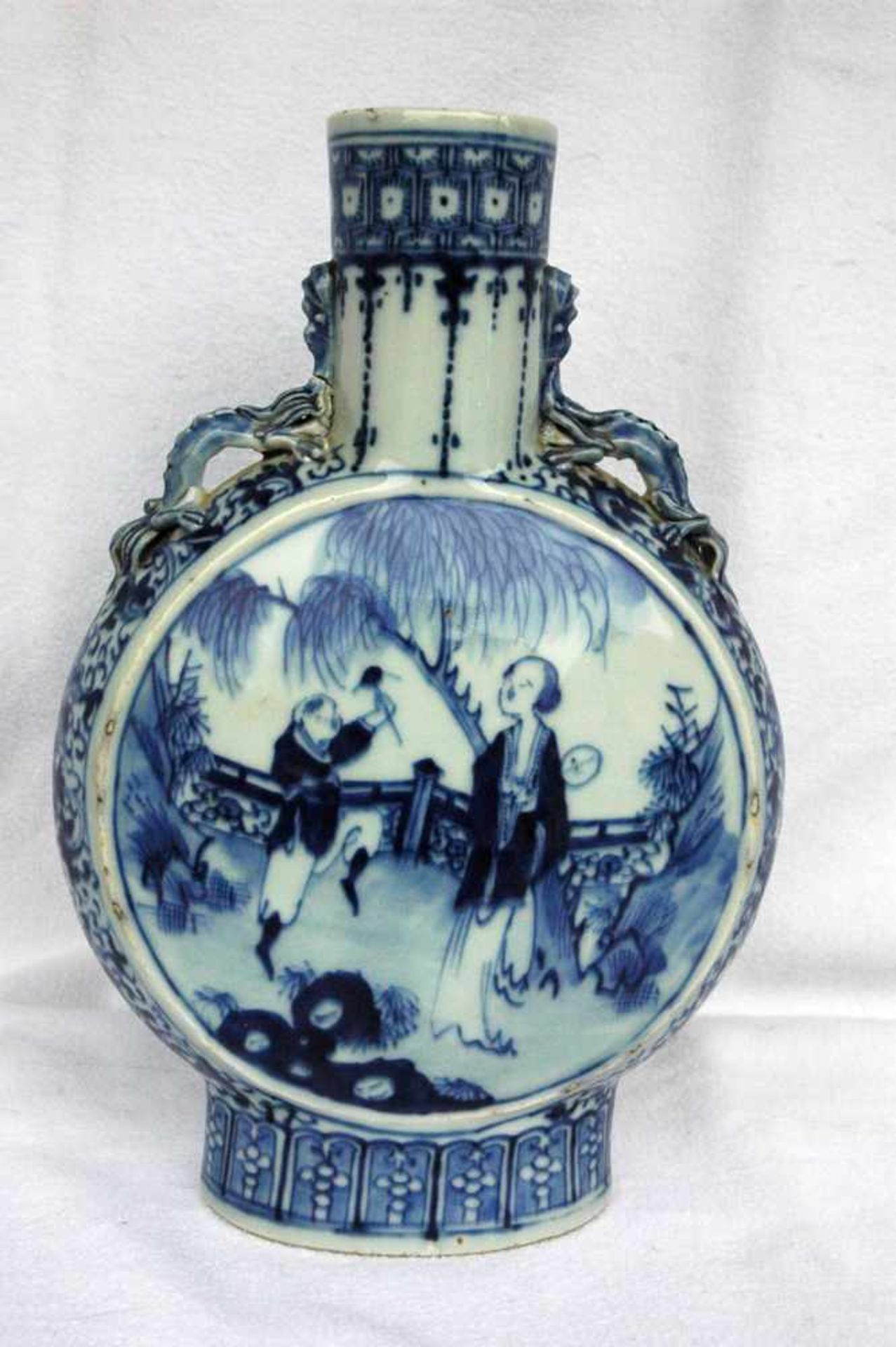 Pilgerflasche, blaues Dekor, China um 1900, hoher Stand, h= 30 cm, Drachenapplikationen (m. Riß), - Bild 2 aus 4