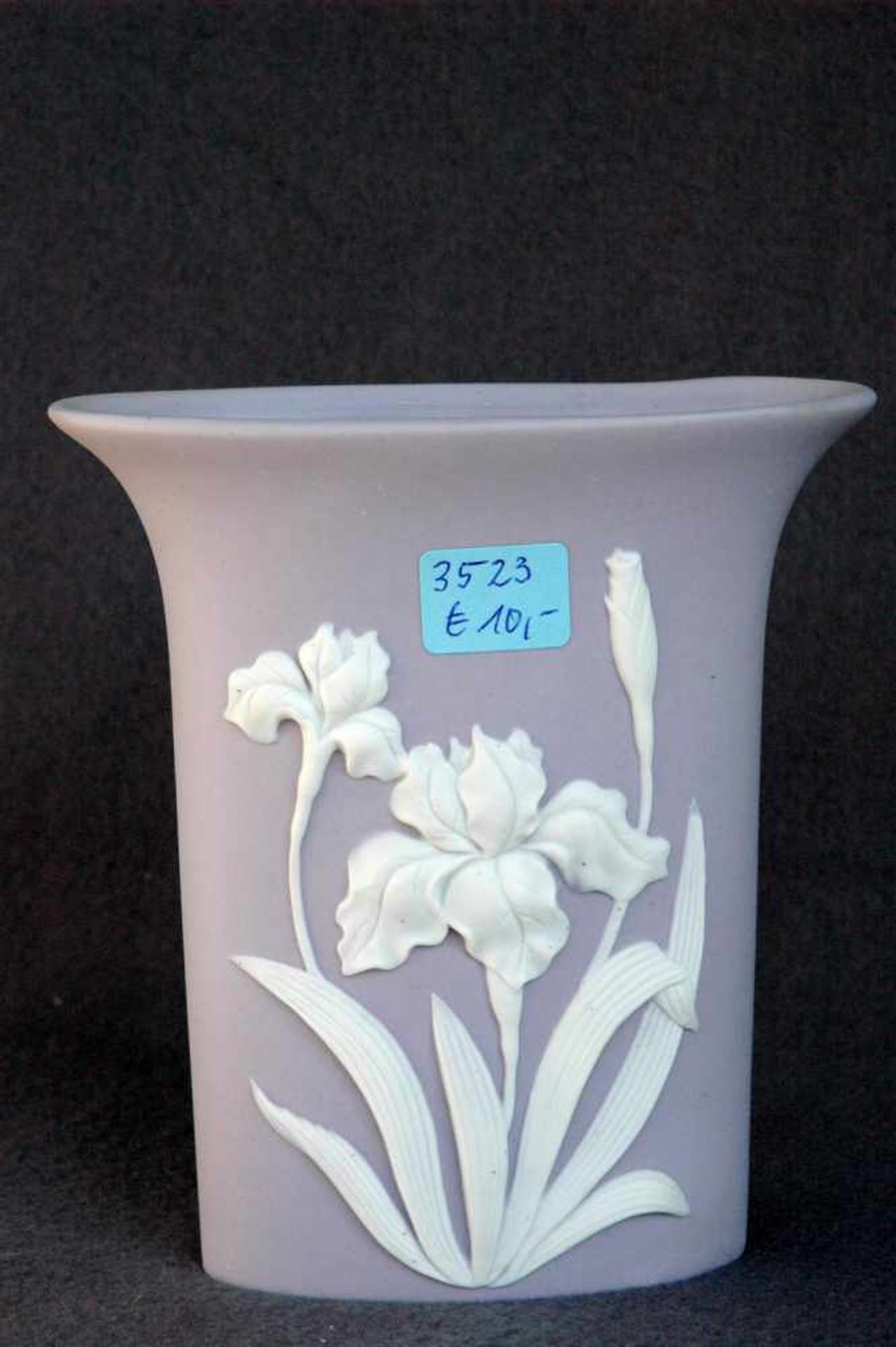 Vase, Bisquit-Porzellan, fliederfarben mit aufgesetzten weißen Blumen, h= 14 cm