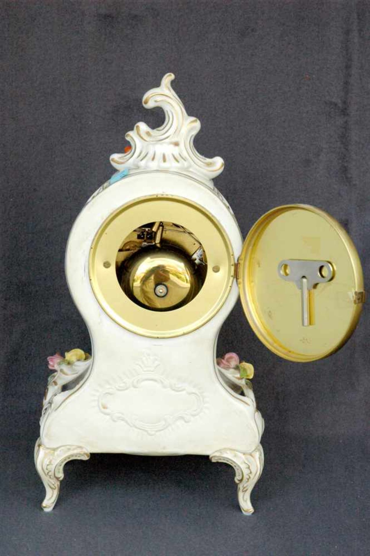 Porzellan-Uhr, Ernst Bohne Söhne, kobaltblau mit Golddekor, aufgesetzte Blümchen, h= 34 cm, - Bild 3 aus 7